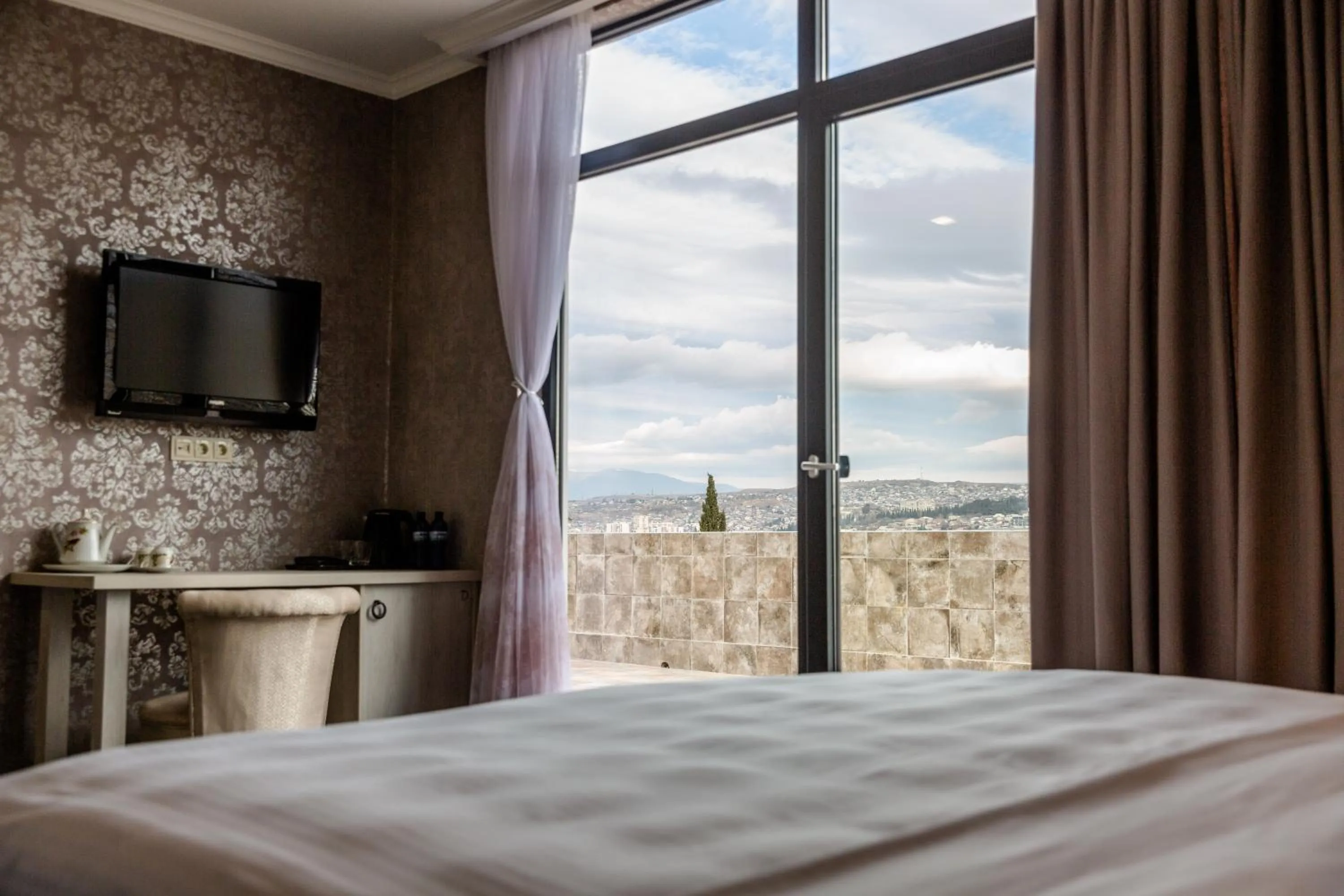 Communal lounge/ TV room, Bed in Hotel Day Inn