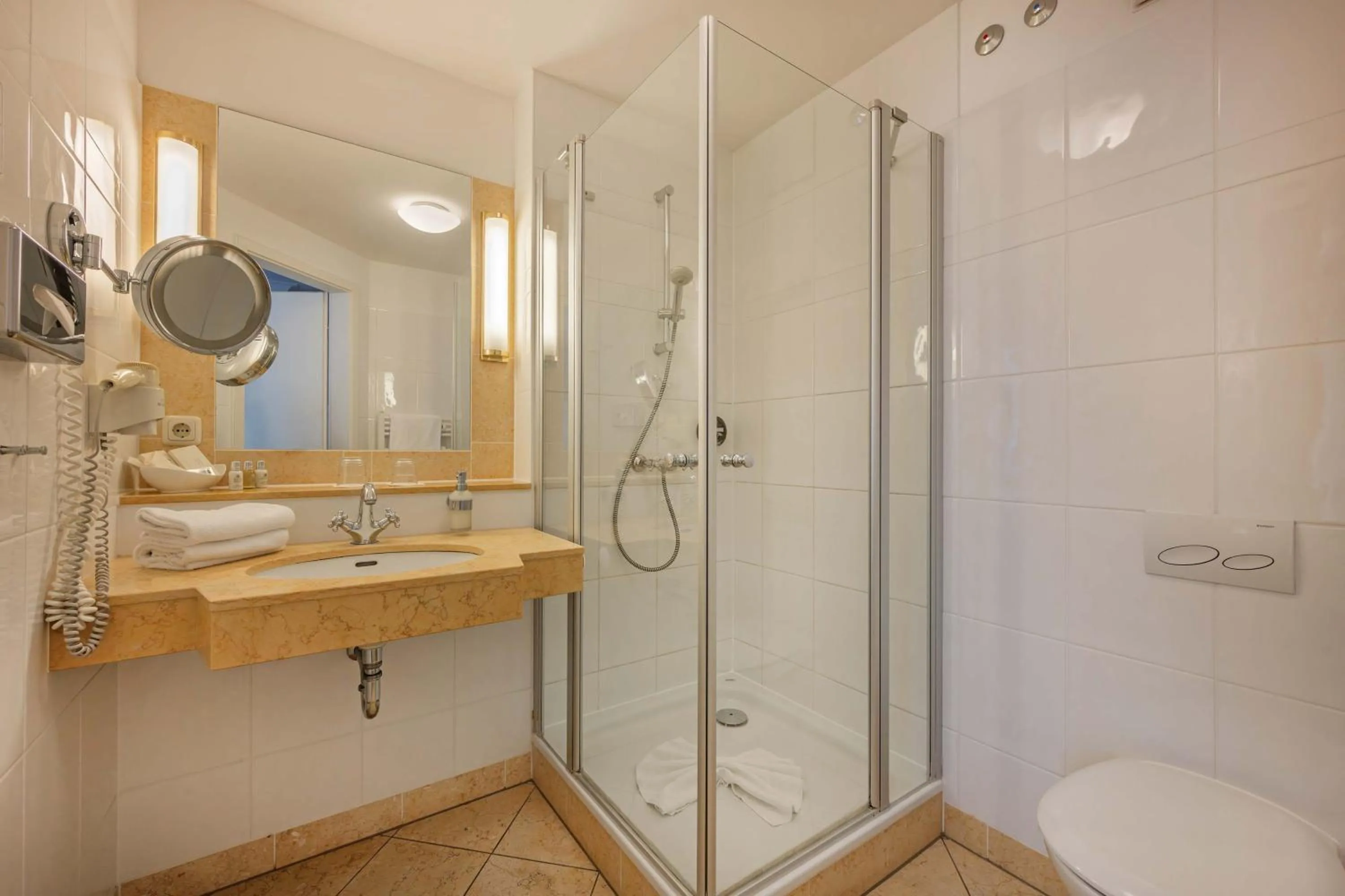 Shower in Strandhotel Heringsdorf mit Soleaußenpool 30 Grad