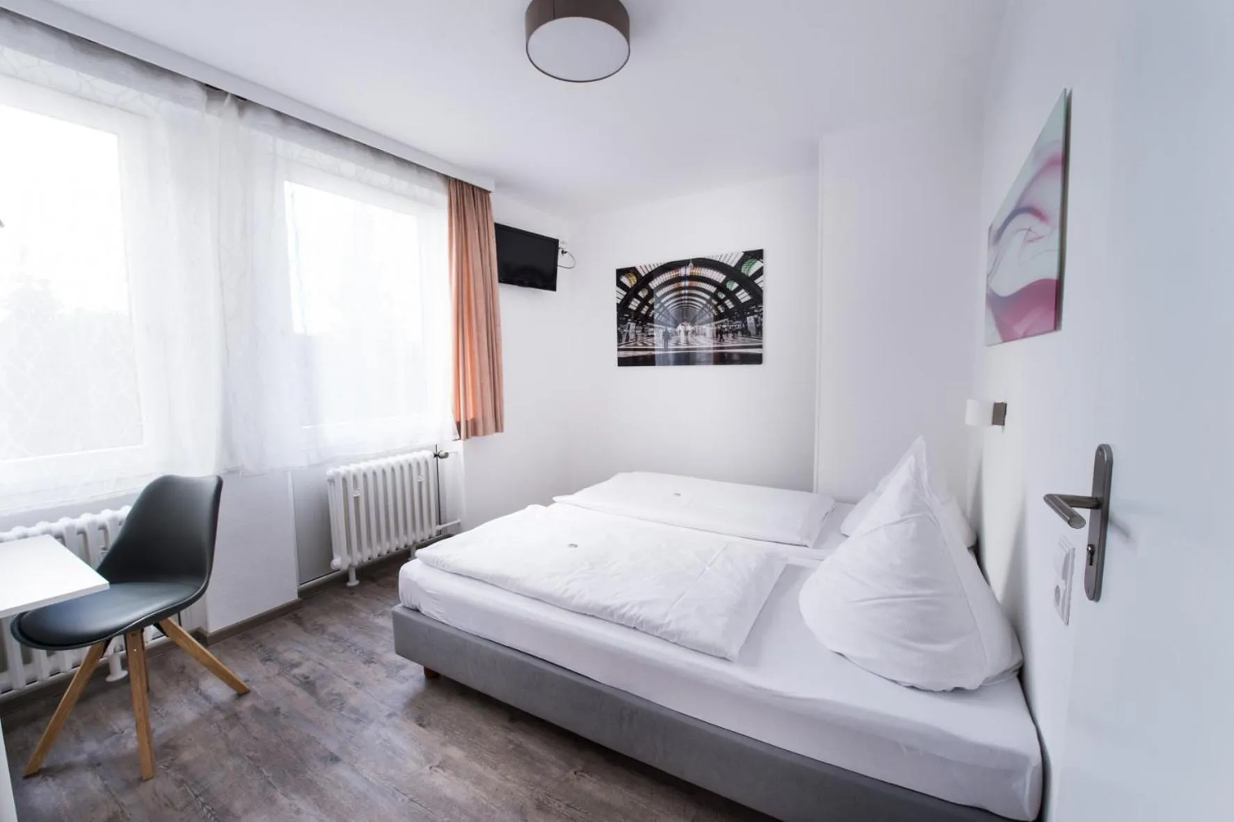 Photo of the whole room, Bed in SOVA Hotel