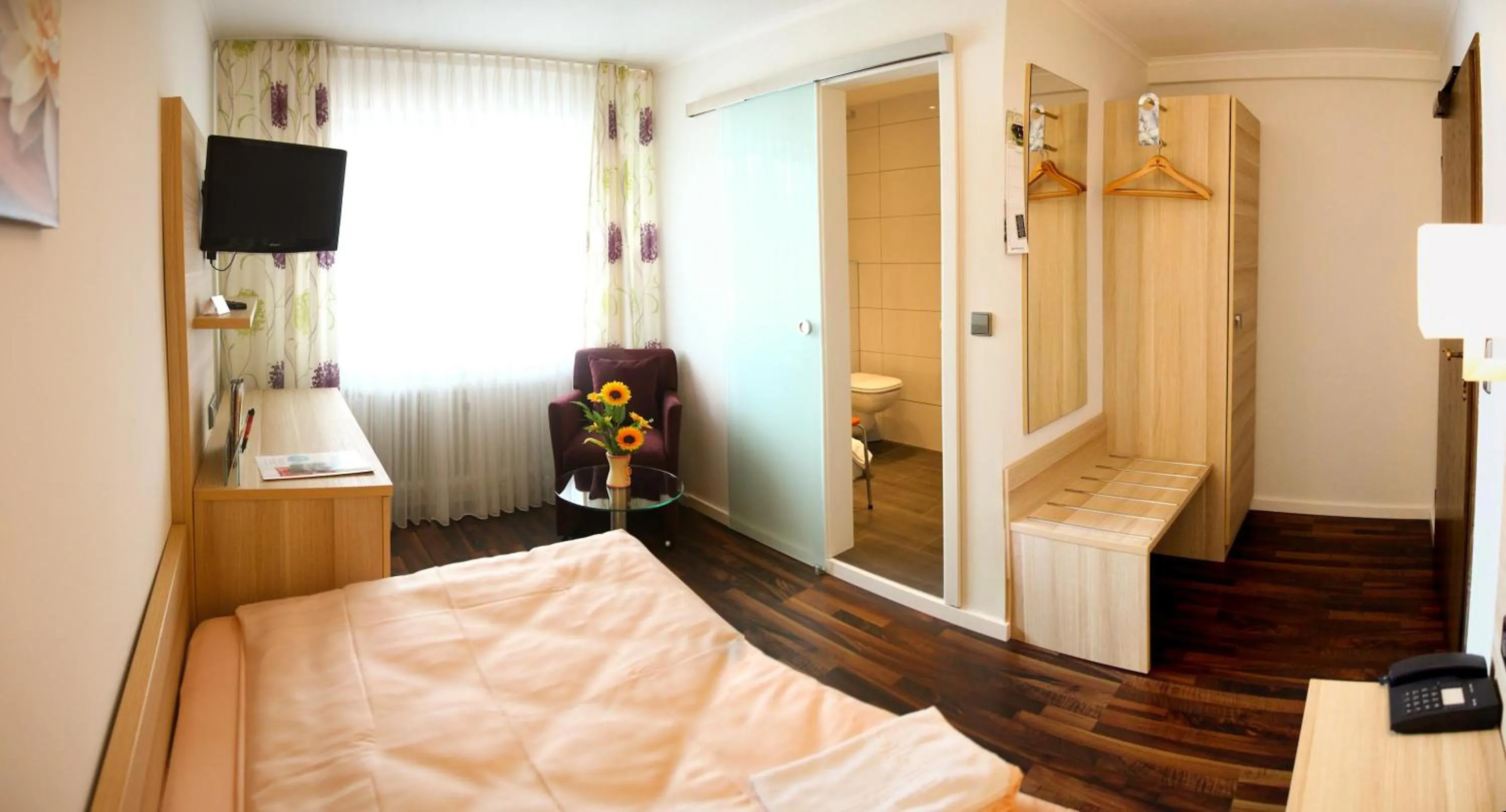 Photo of the whole room, Bed in Hotel-Restaurant Fröhlich