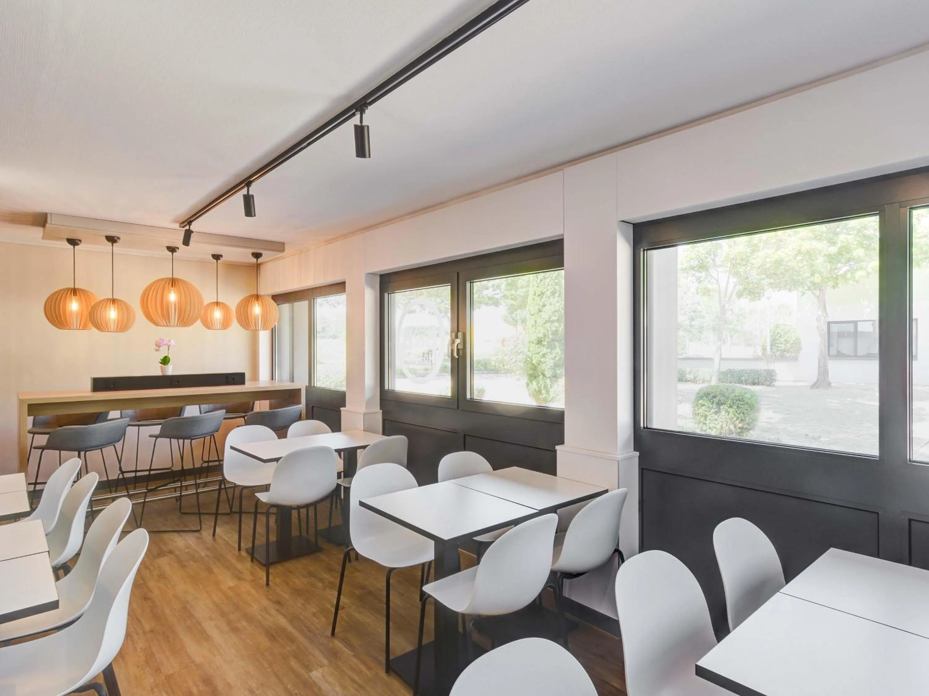 Restaurant/places to eat in B&B HOTEL Kassel-Lohfelden