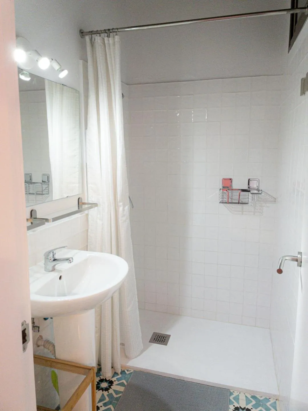Shower in Pasaje de Amores