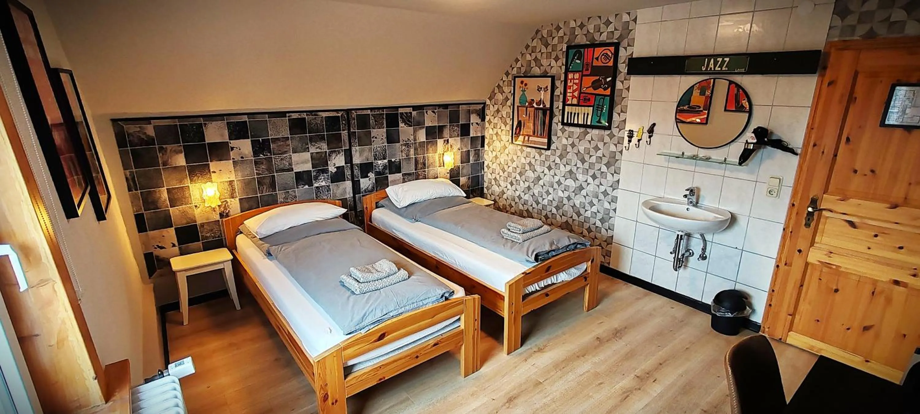 Photo of the whole room, Bed in Roastineer Hotel