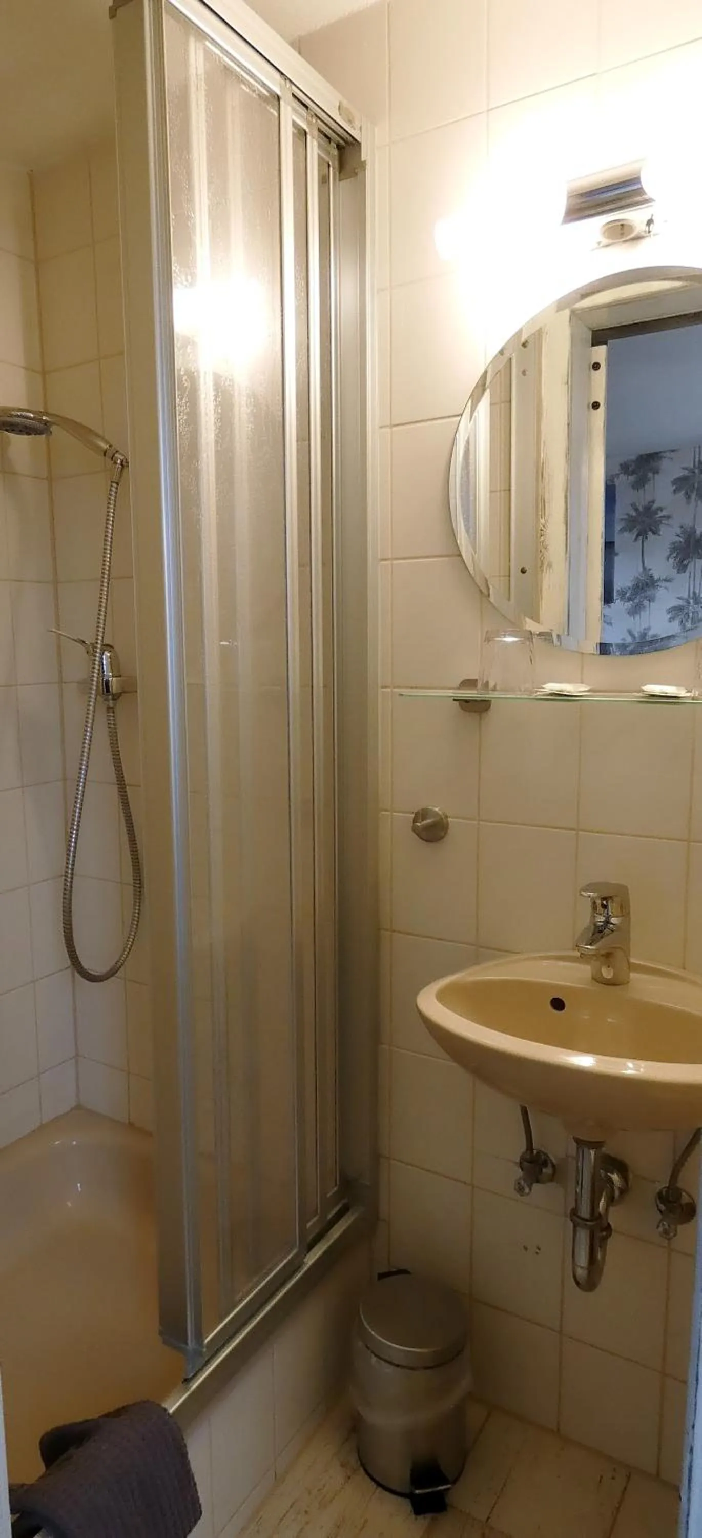 Shower in Roastineer Hotel