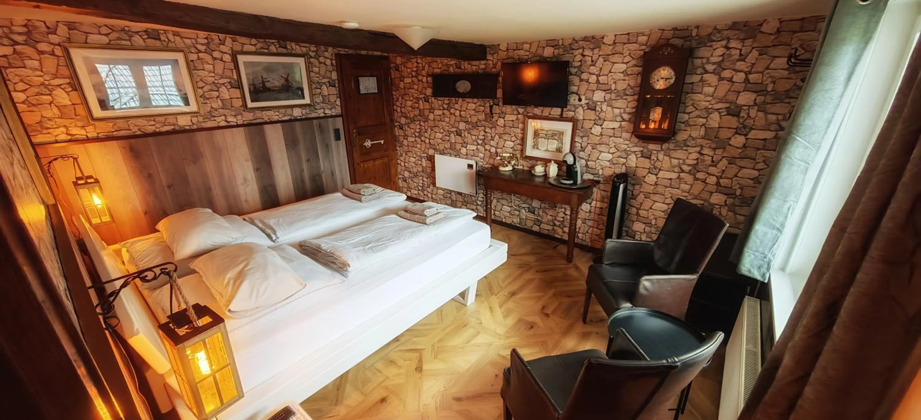 Photo of the whole room, Bed in Roastineer Hotel