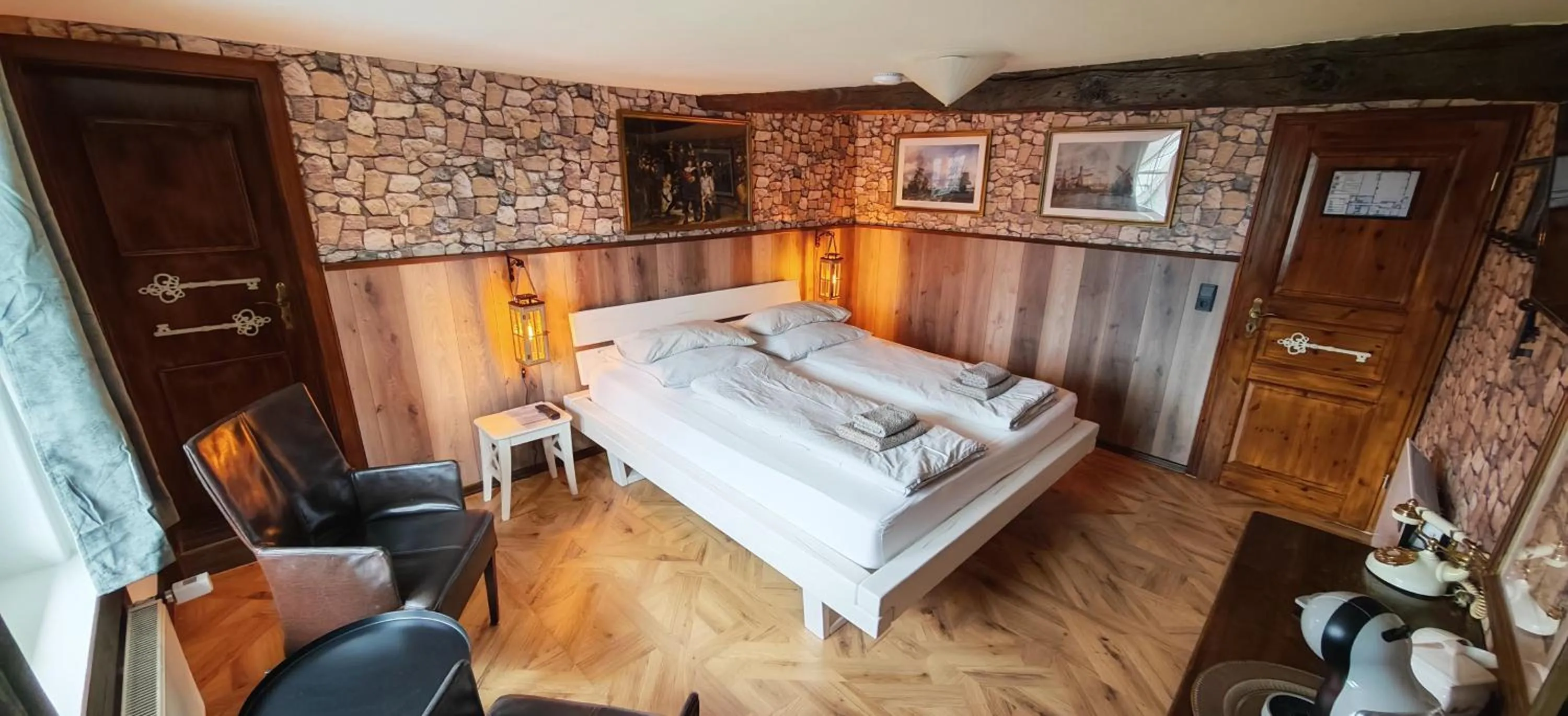 Photo of the whole room, Bed in Roastineer Hotel