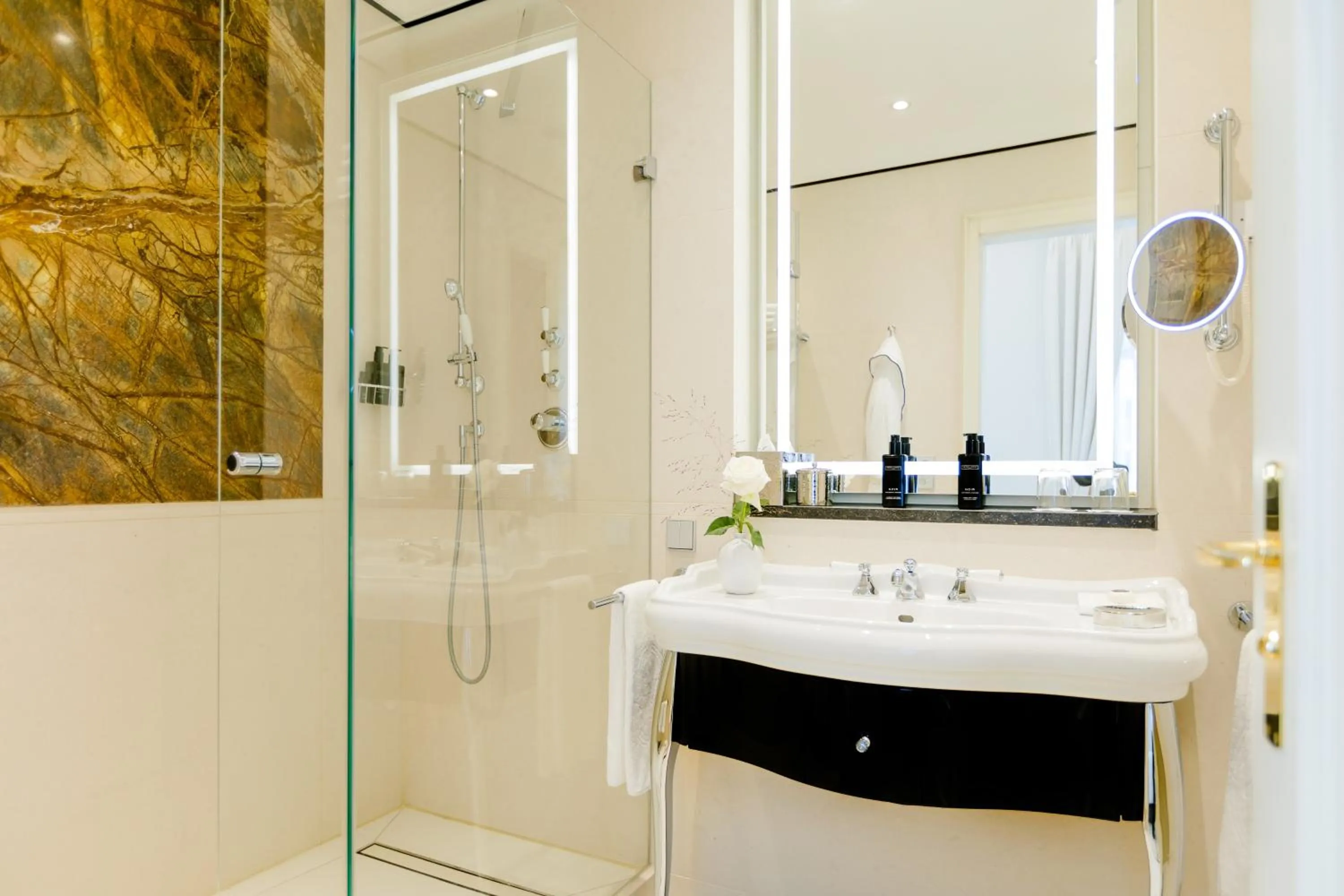 Bathroom in Excelsior Hotel Ernst am Dom