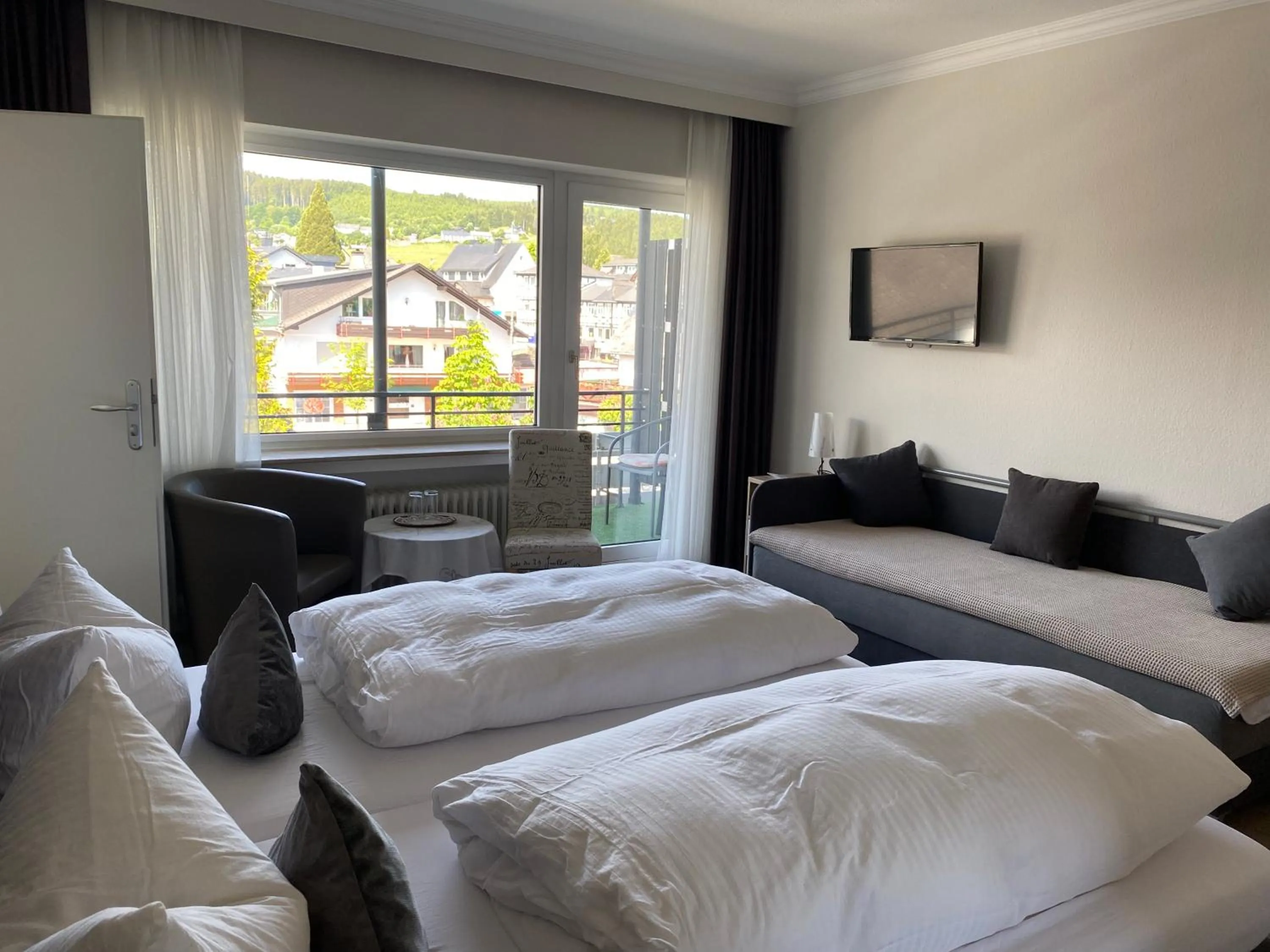 Bed in Sevda's Hotel Garni Weinforth