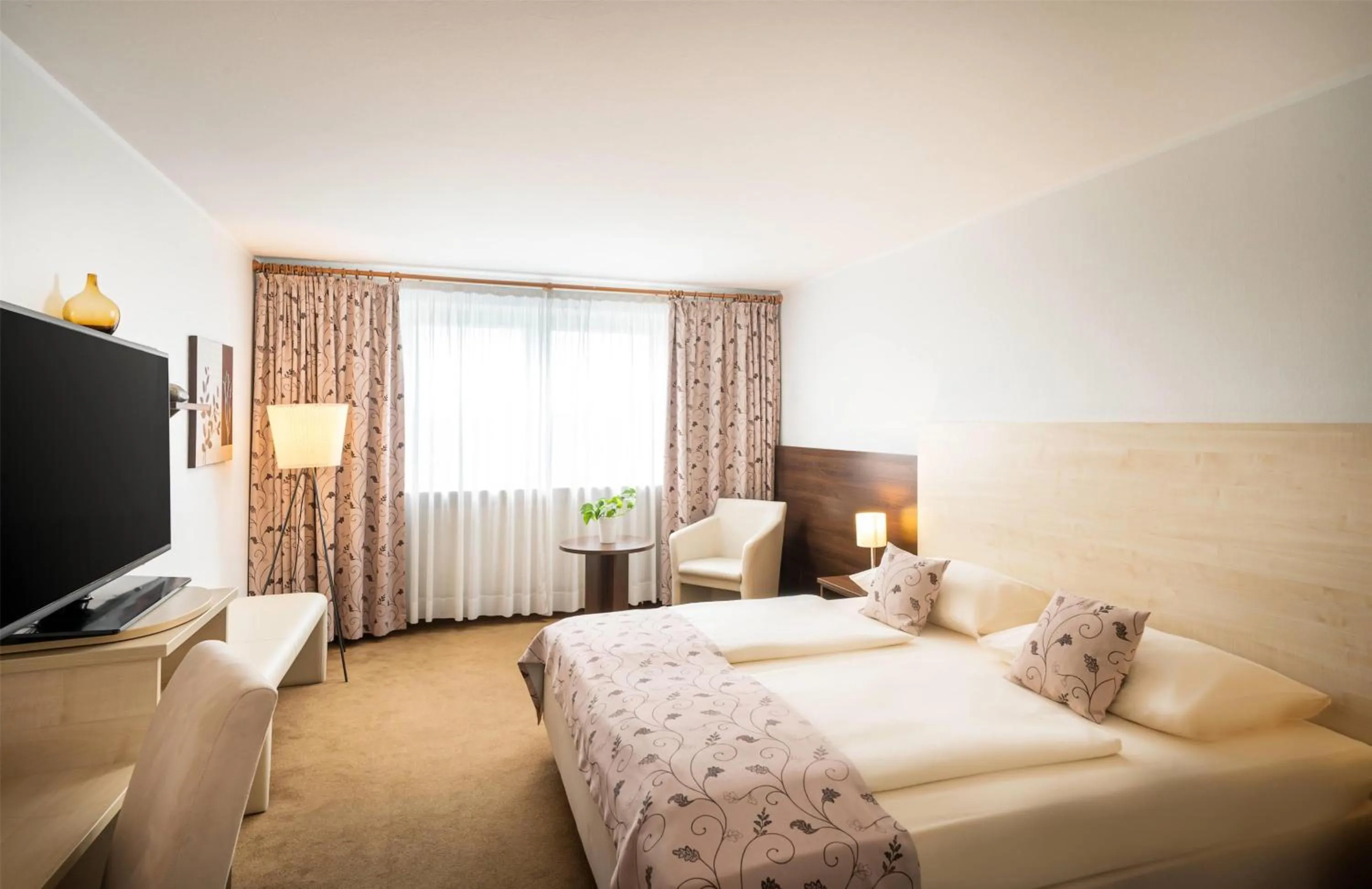 Photo of the whole room, Bed in QU Hotel, Trademark Collection by Wyndham