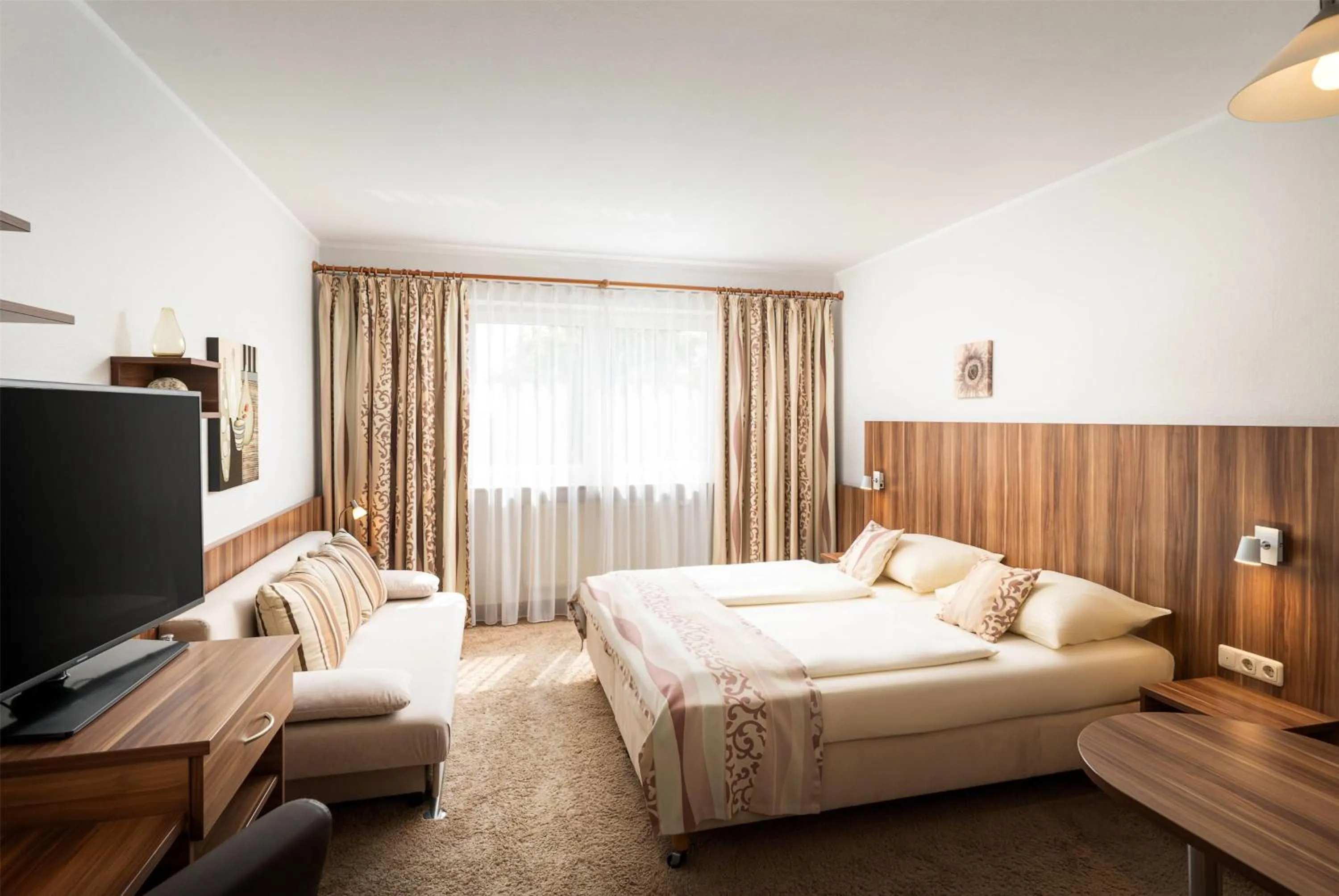 Photo of the whole room, Bed in QU Hotel, Trademark Collection by Wyndham