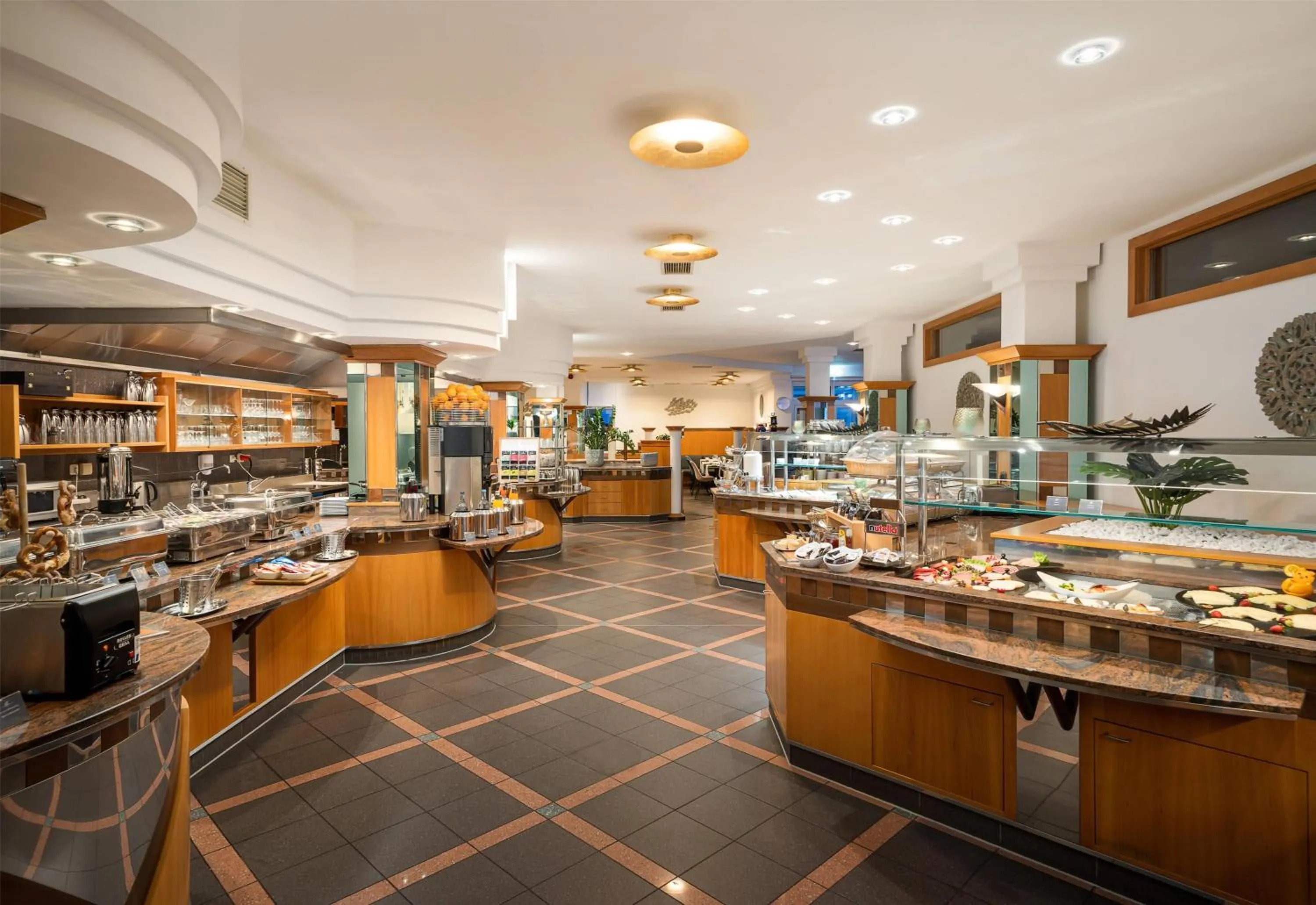 Restaurant/places to eat in QU Hotel, Trademark Collection by Wyndham