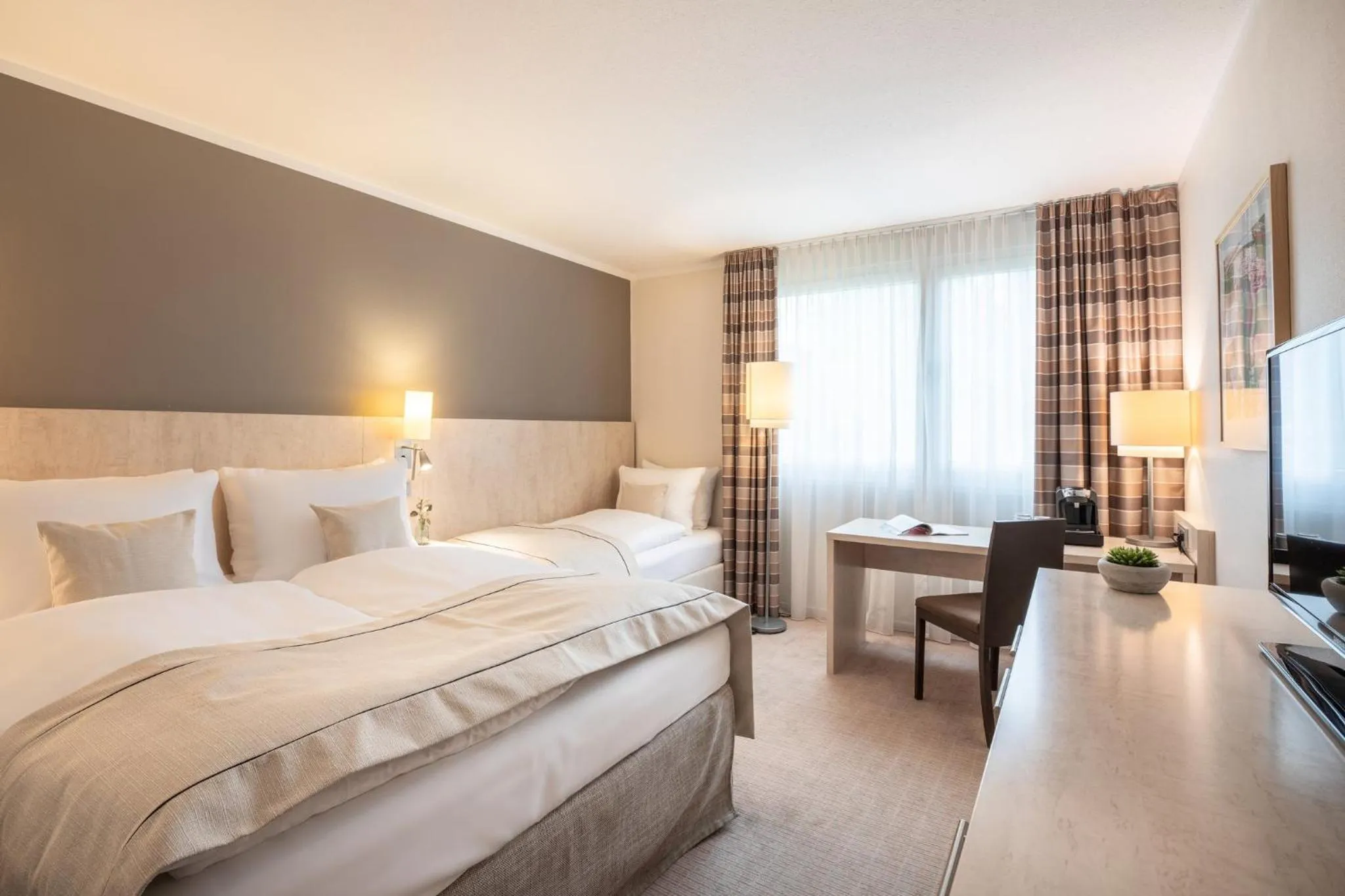 Photo of the whole room, Bed in Garner Hotel Mainz by IHG