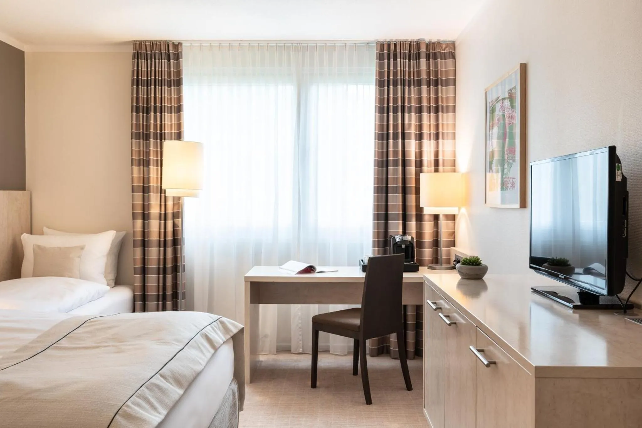 Photo of the whole room, Bed in Garner Hotel Mainz by IHG