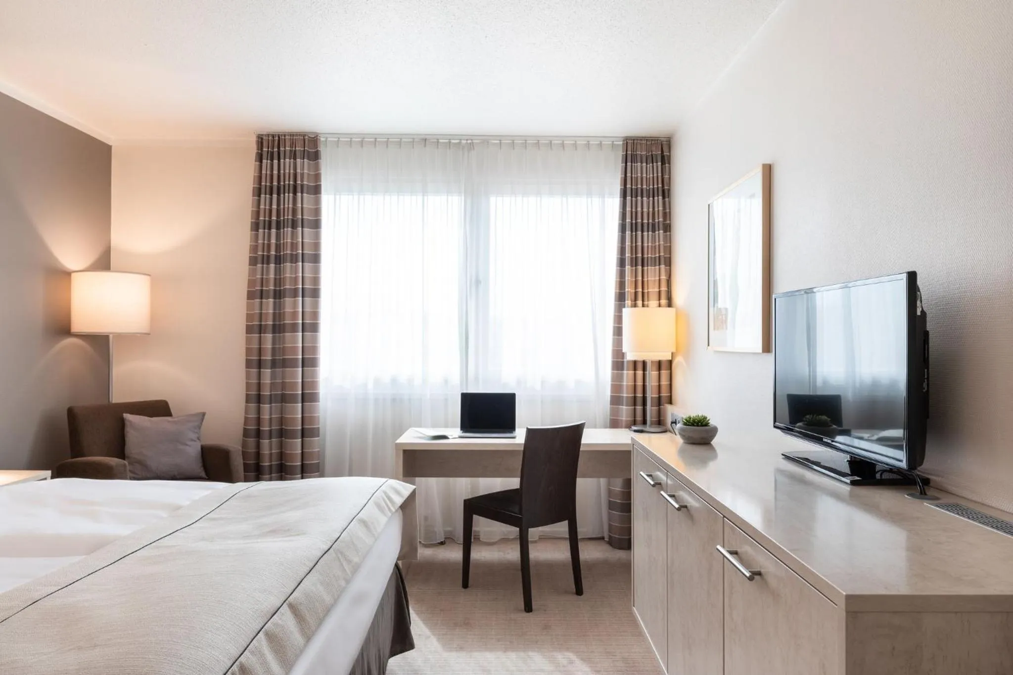 Photo of the whole room, Bed in Garner Hotel Mainz by IHG