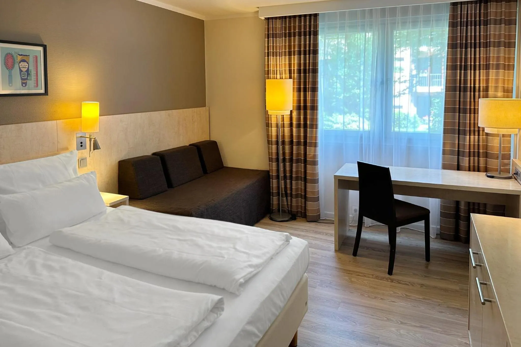 Photo of the whole room, Bed in Garner Hotel Mainz by IHG