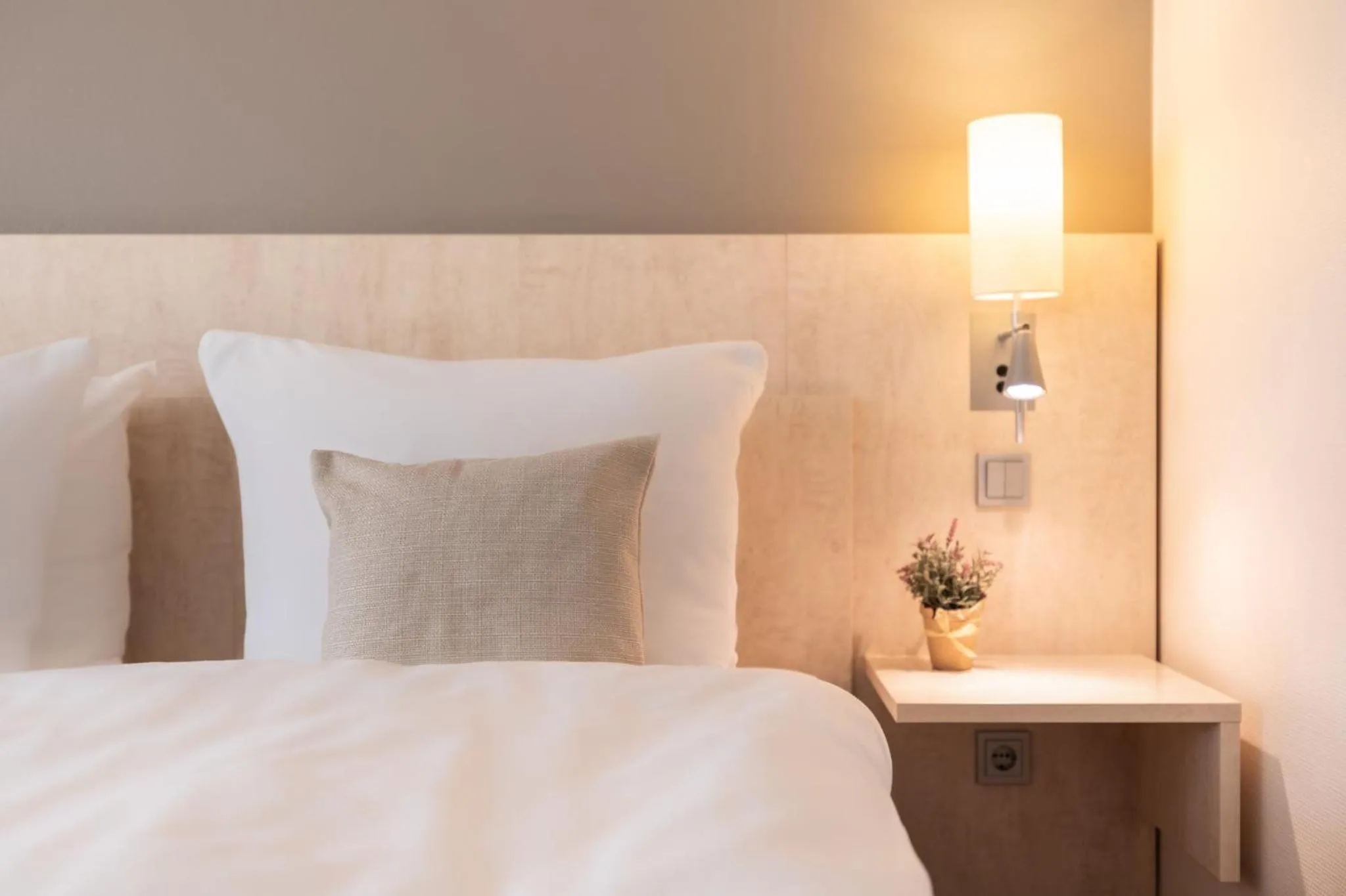 Photo of the whole room, Bed in Garner Hotel Mainz by IHG