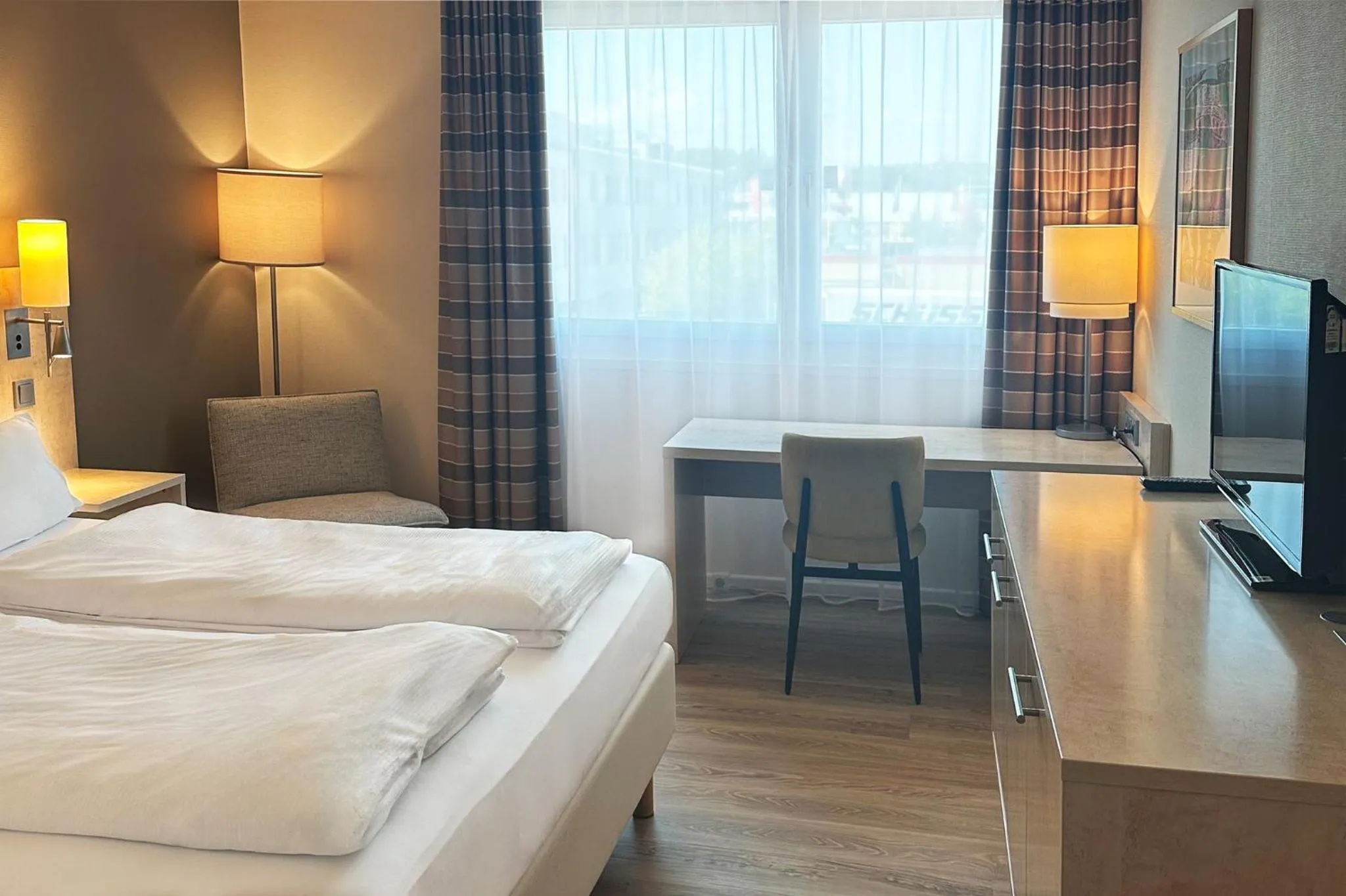 Photo of the whole room, Bed in Garner Hotel Mainz by IHG