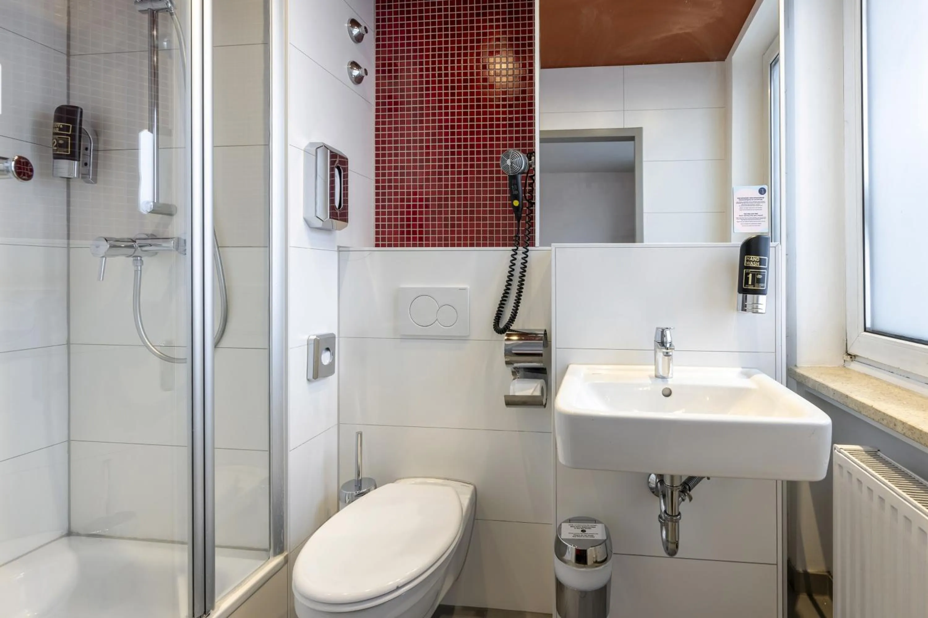 Bathroom in MEININGER Hotel München Zentrum