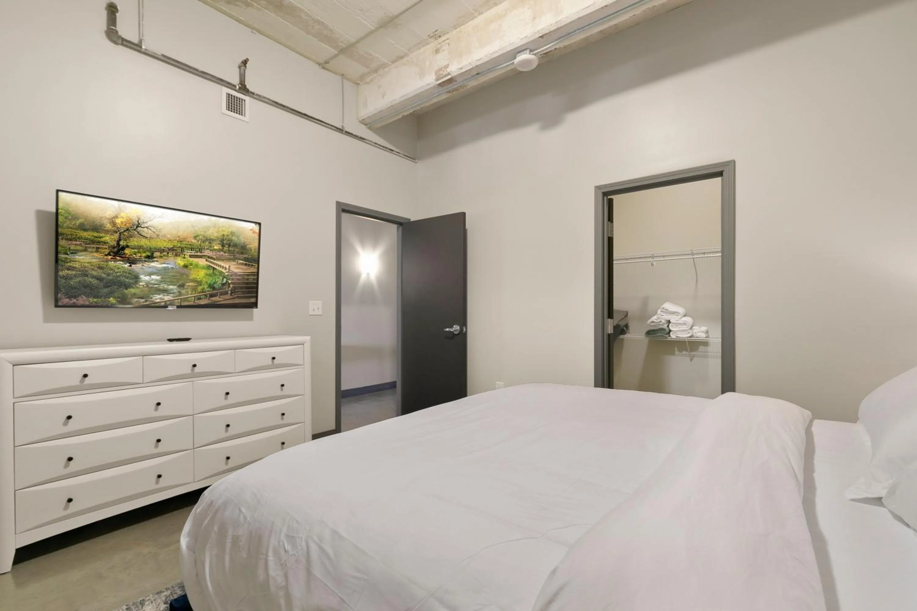 Bed in Luxury Downtown Dallas Stay by Amyfinehouse