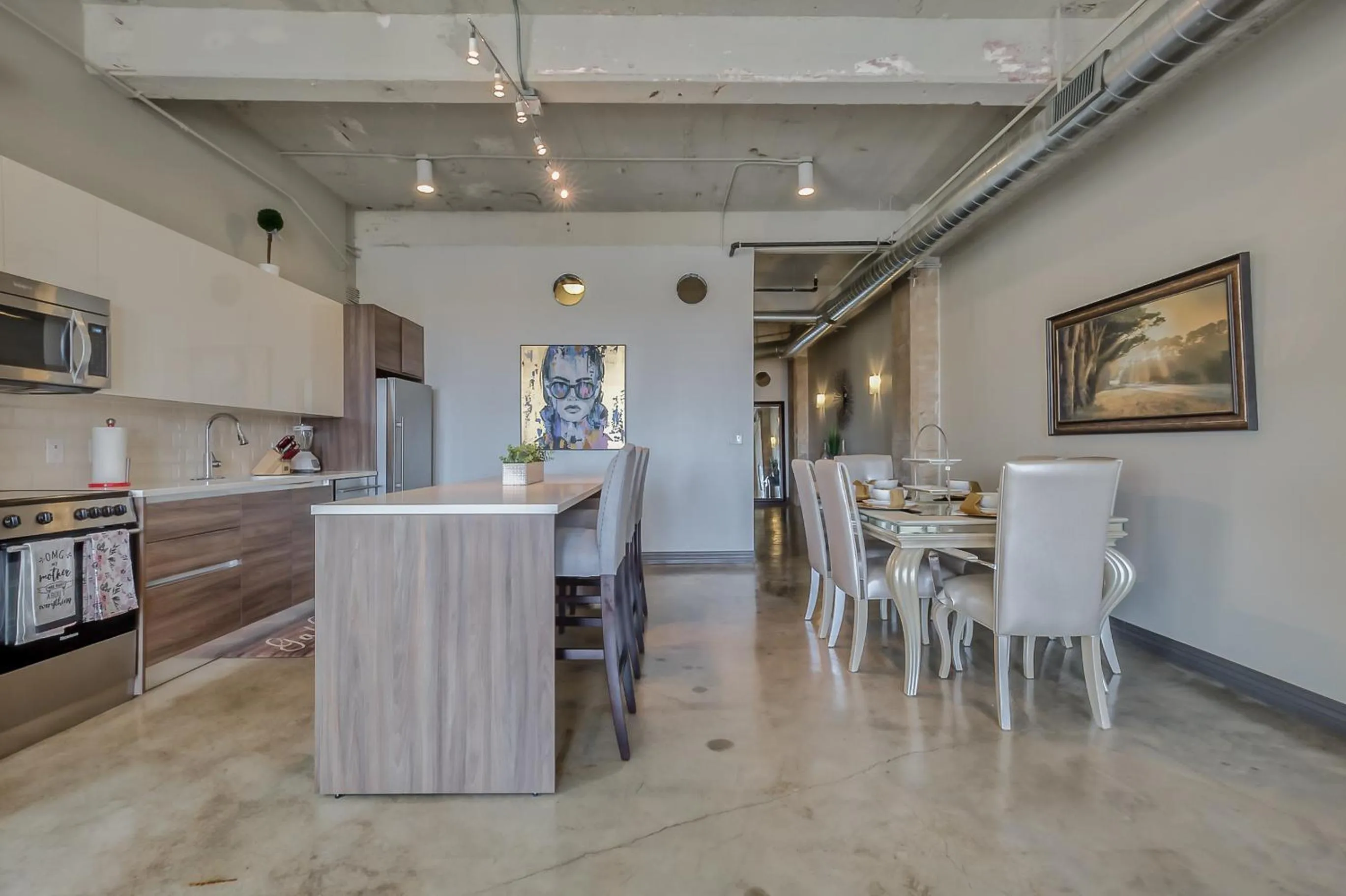 Kitchen or kitchenette in Luxury Downtown Dallas Stay by Amyfinehouse