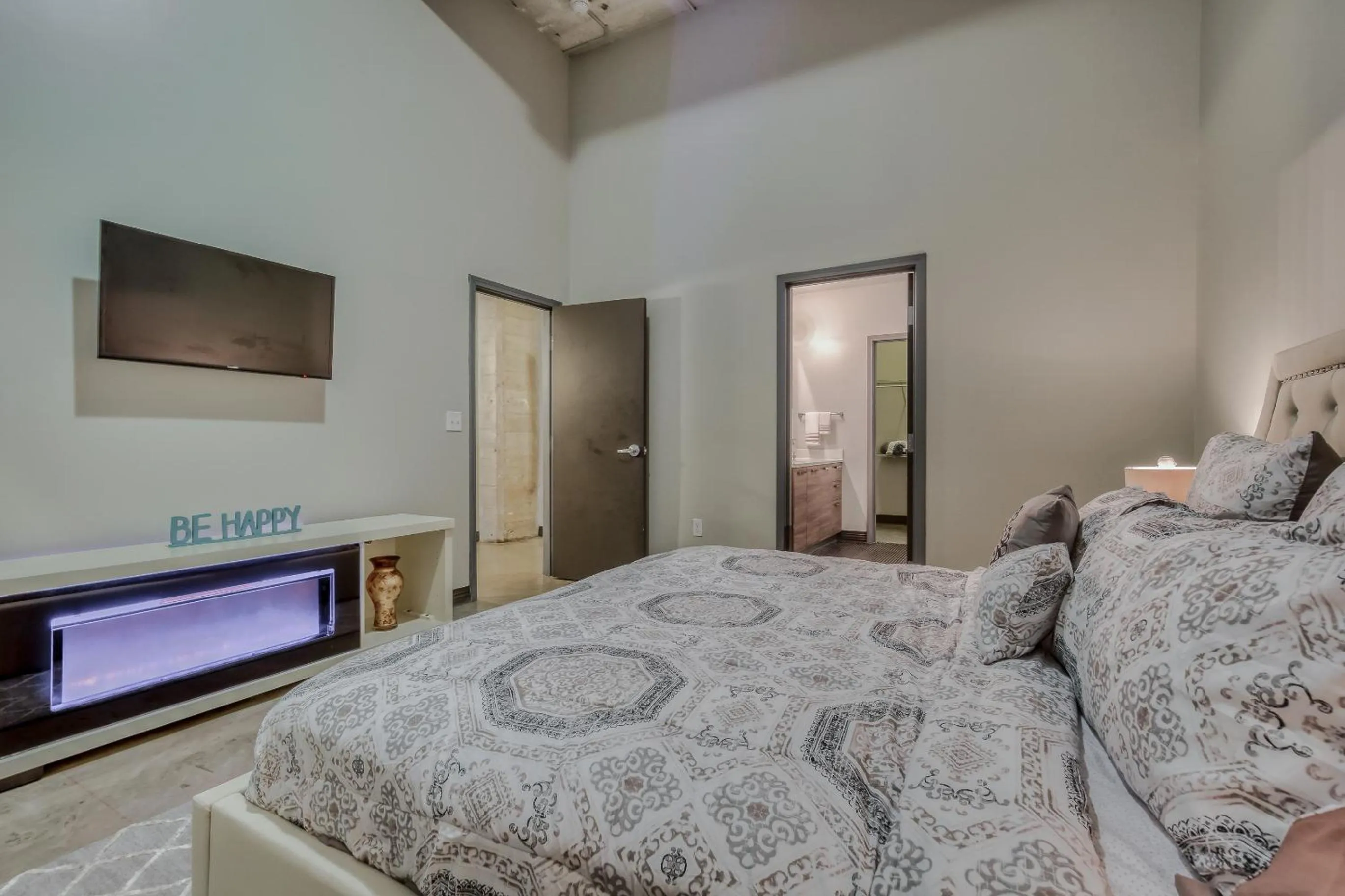 Bed in Luxury Downtown Dallas Stay by Amyfinehouse