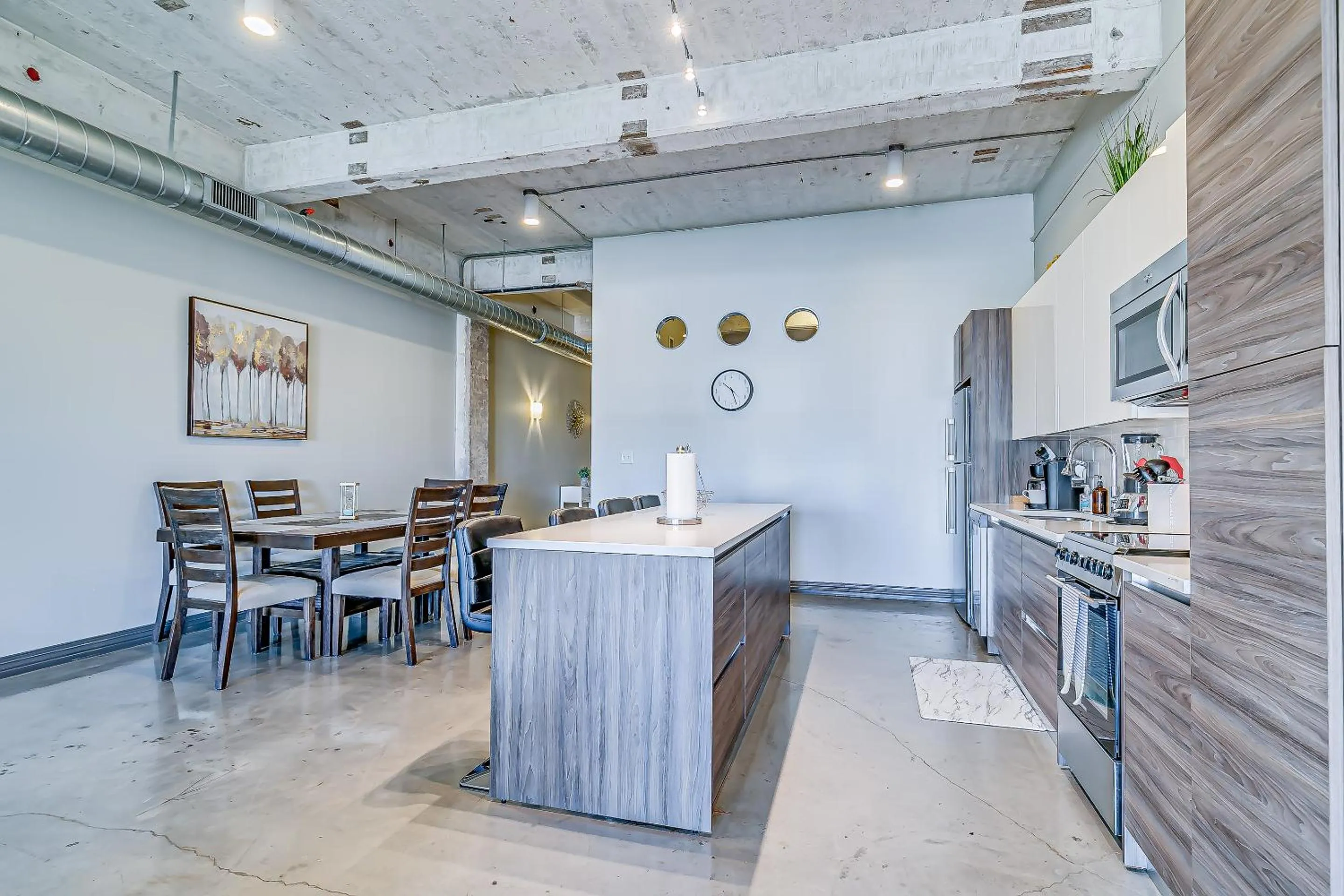 Kitchen or kitchenette in Luxury Downtown Dallas Stay by Amyfinehouse