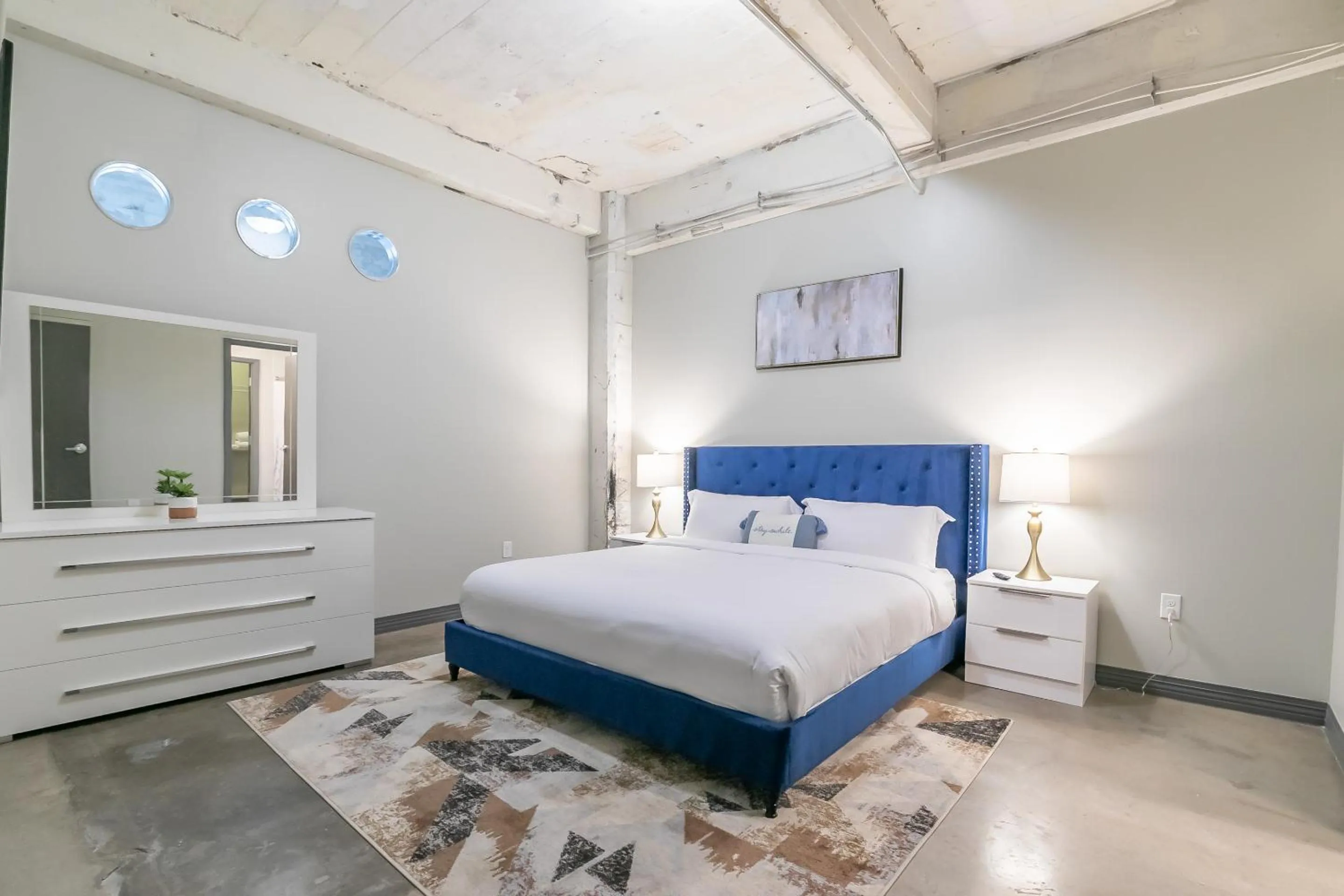 Bed in Luxury Downtown Dallas Stay by Amyfinehouse