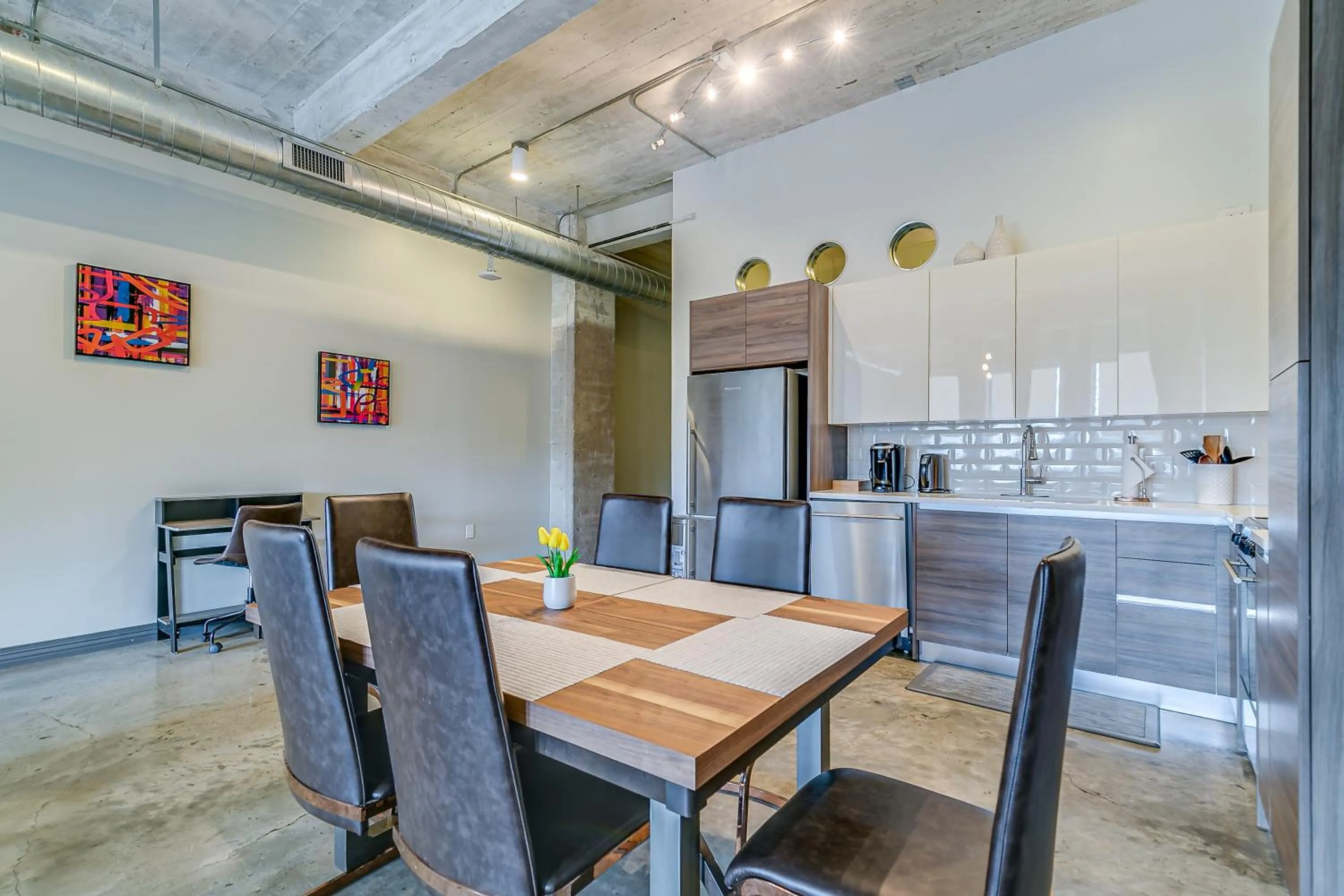 Kitchen or kitchenette in Luxury Downtown Dallas Stay by Amyfinehouse