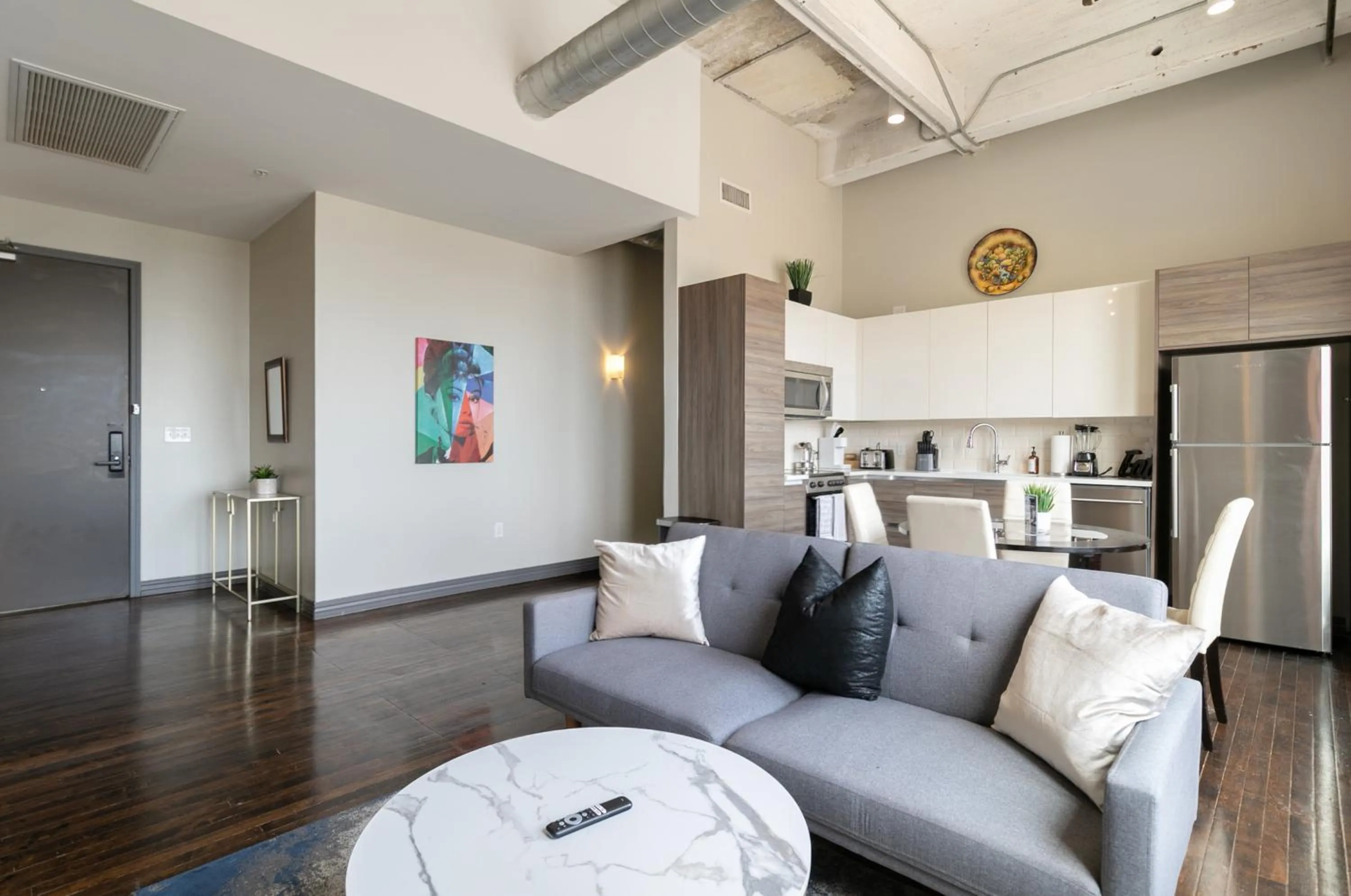 Kitchen or kitchenette in Luxury Downtown Dallas Stay by Amyfinehouse