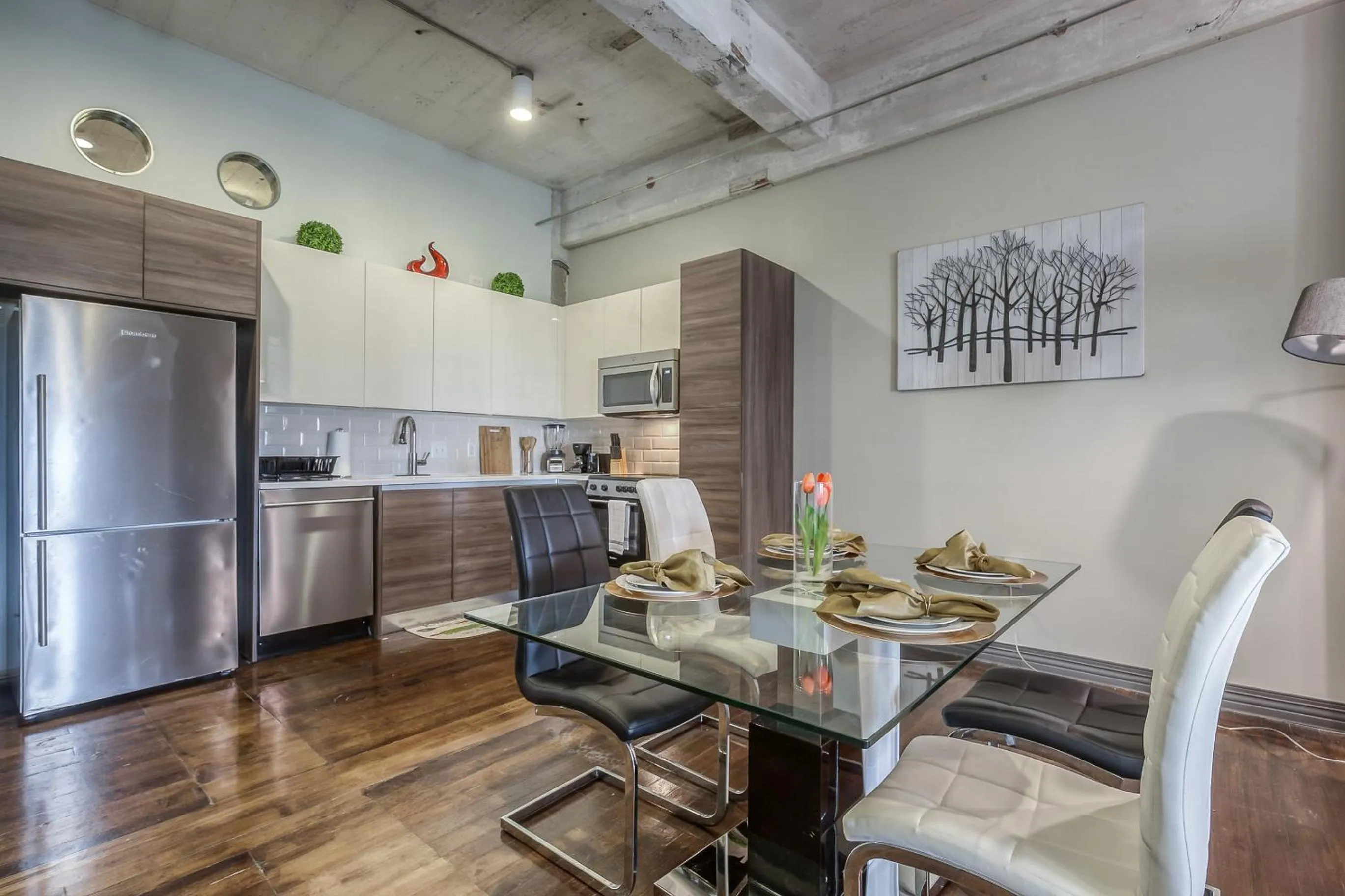 Kitchen or kitchenette in Luxury Downtown Dallas Stay by Amyfinehouse