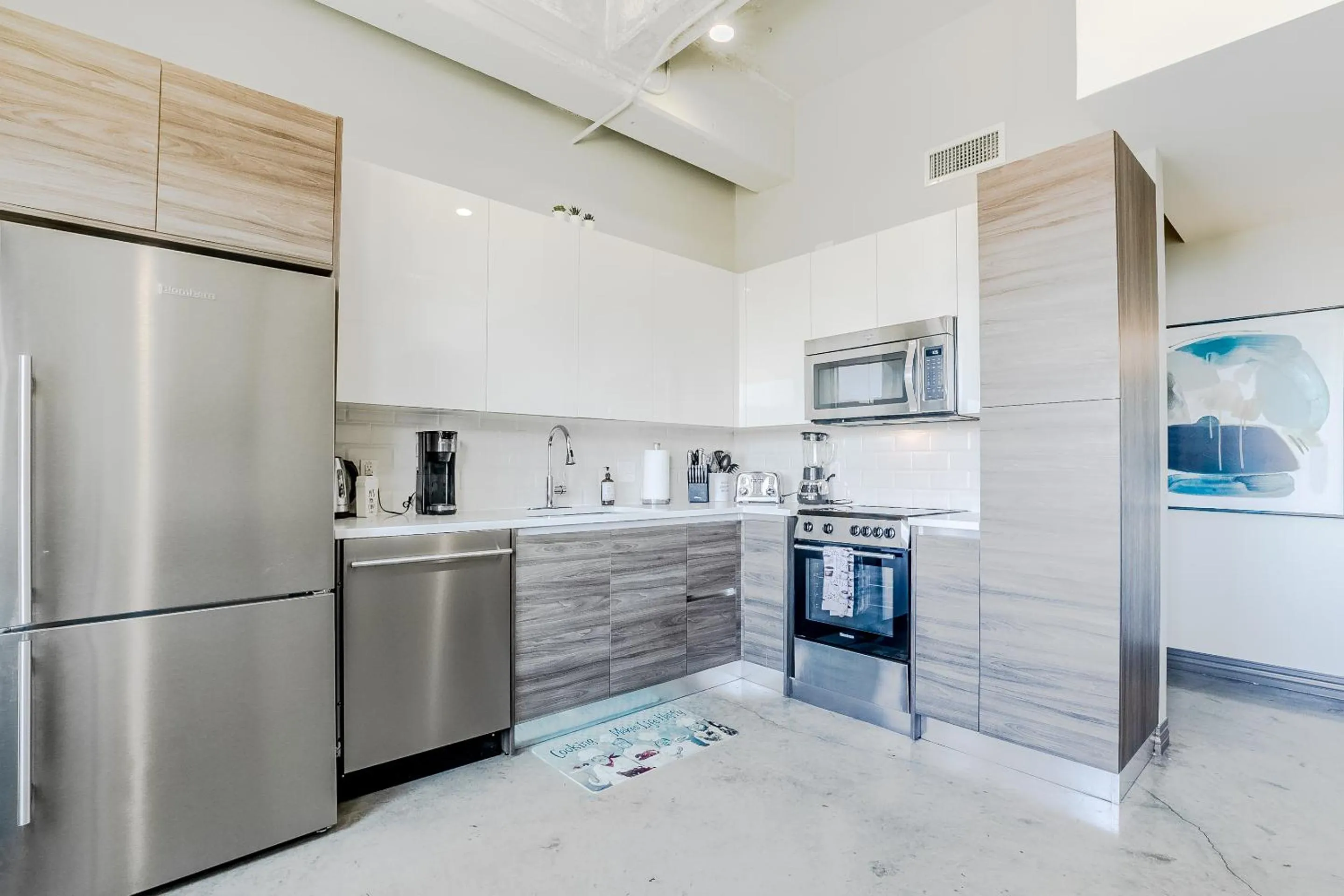 Kitchen or kitchenette in Luxury Downtown Dallas Stay by Amyfinehouse