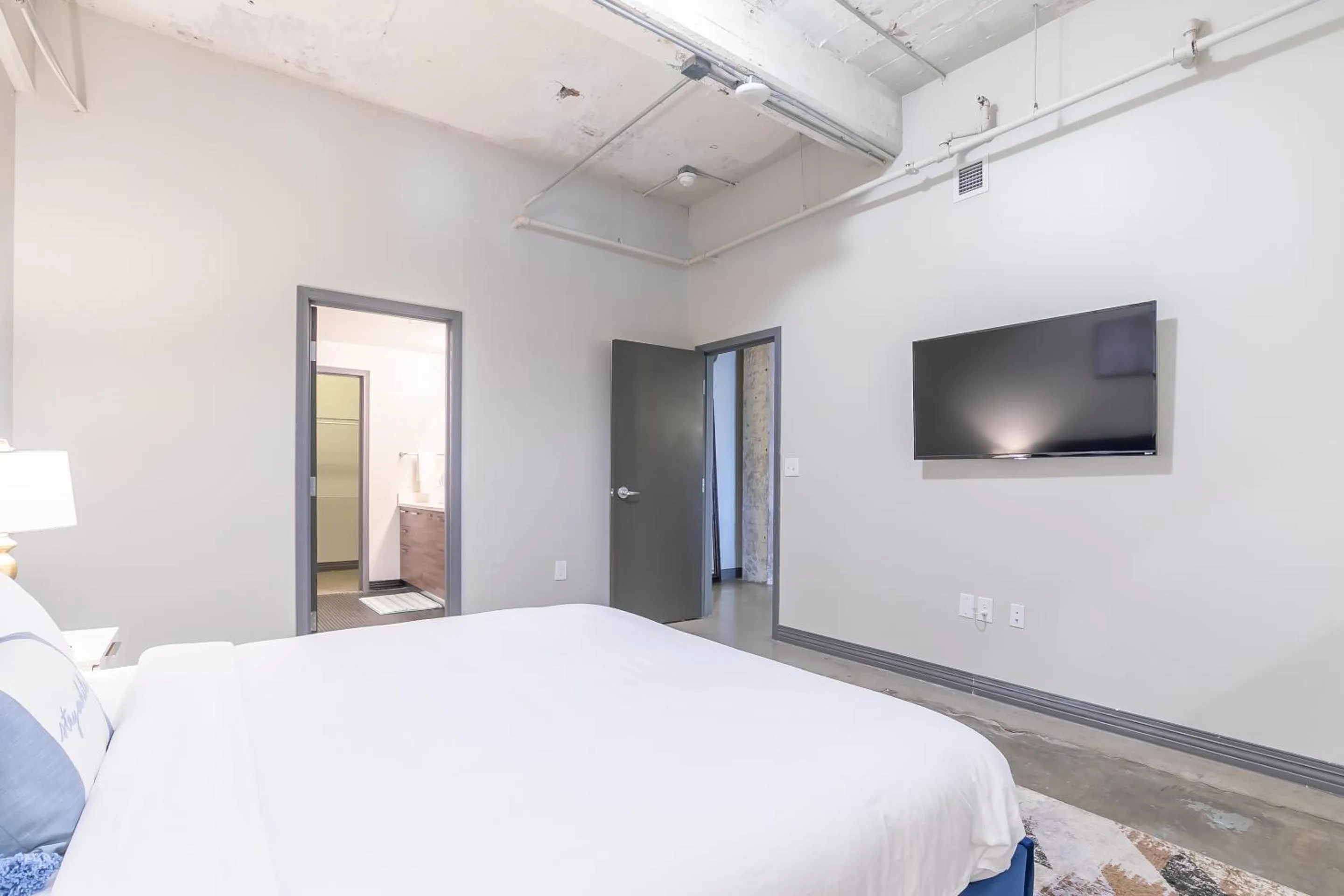 Bed in Luxury Downtown Dallas Stay by Amyfinehouse