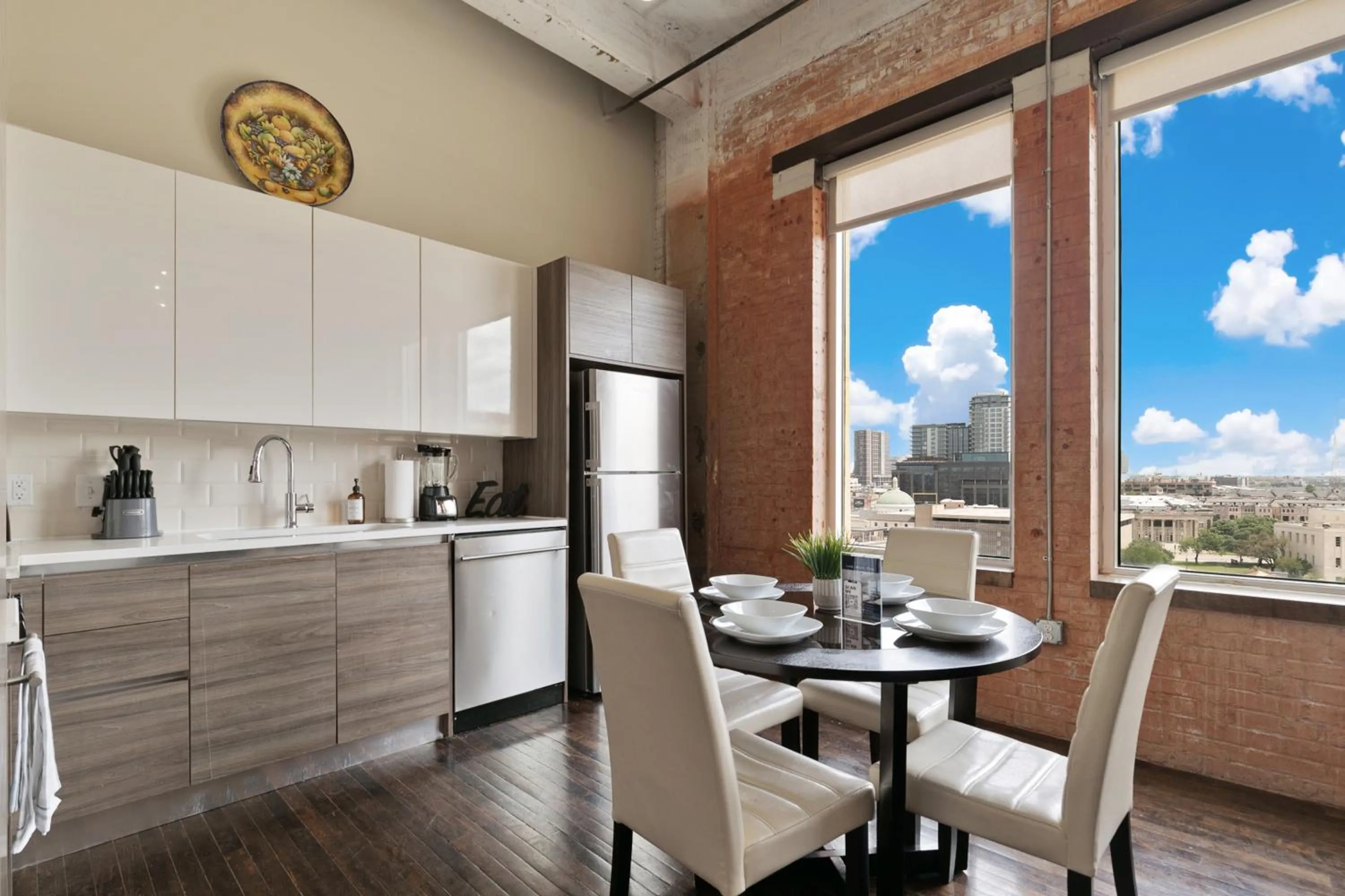 Kitchen or kitchenette in Luxury Downtown Dallas Stay by Amyfinehouse