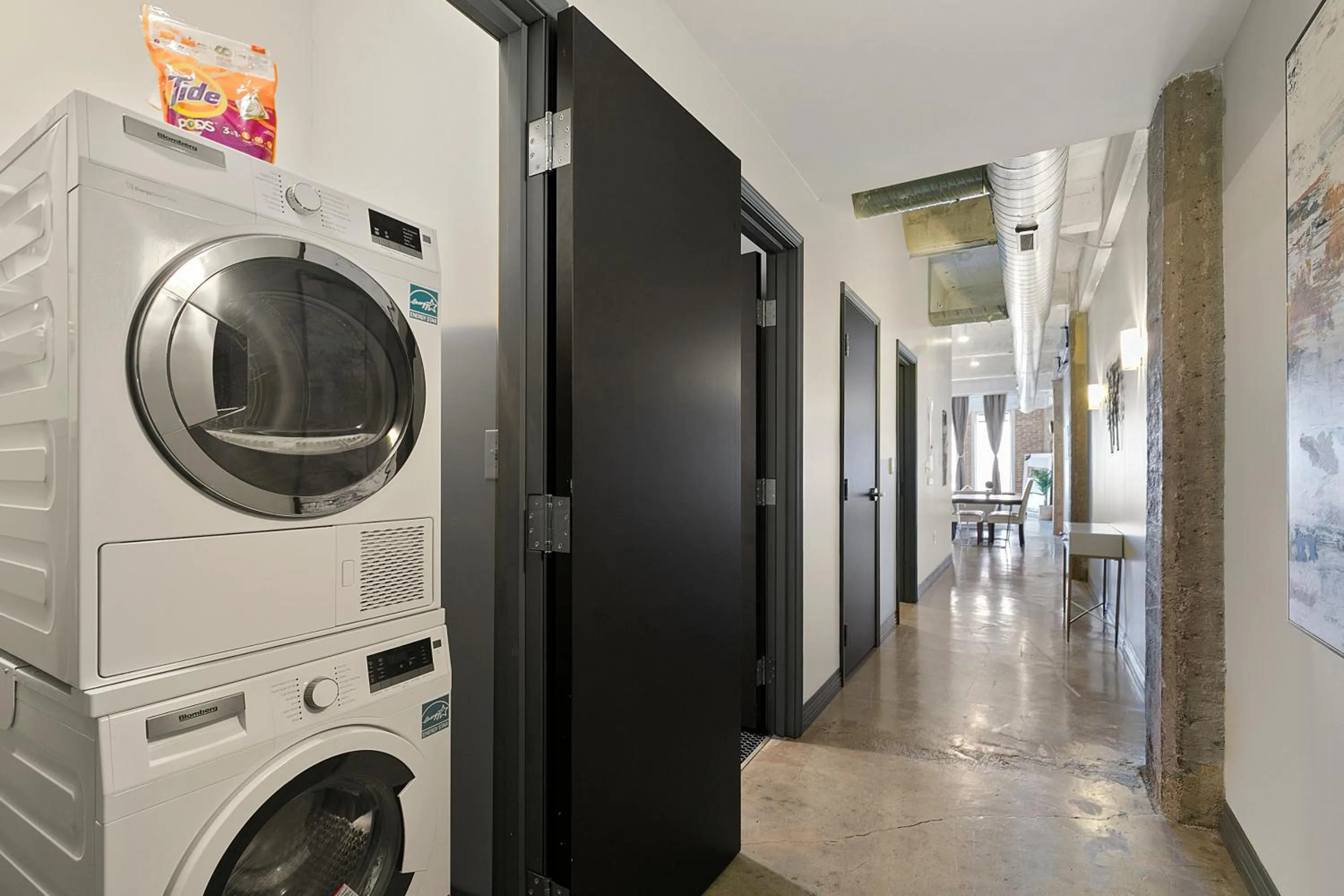 washing machine in Luxury Downtown Dallas Stay by Amyfinehouse