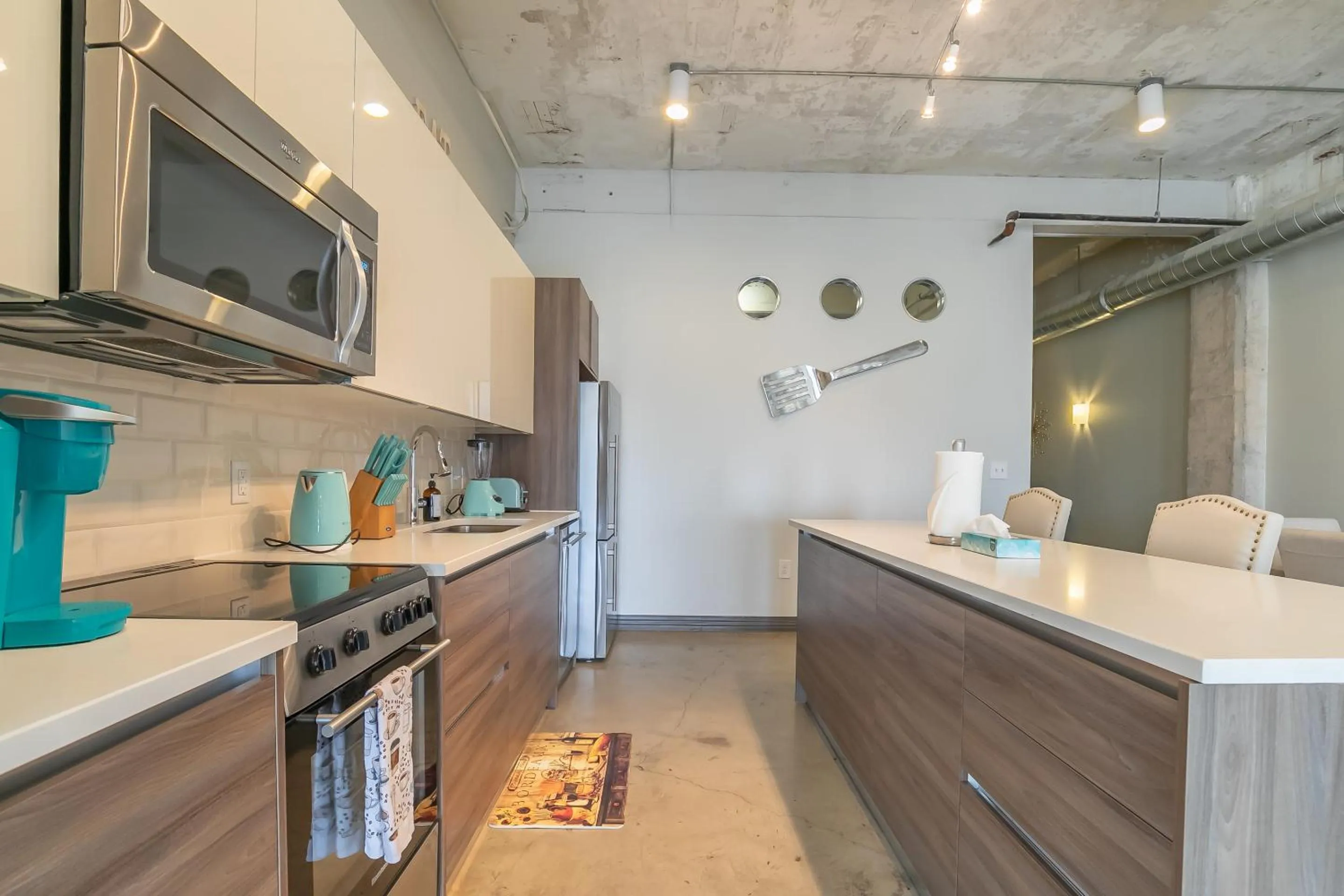 Kitchen or kitchenette in Luxury Downtown Dallas Stay by Amyfinehouse
