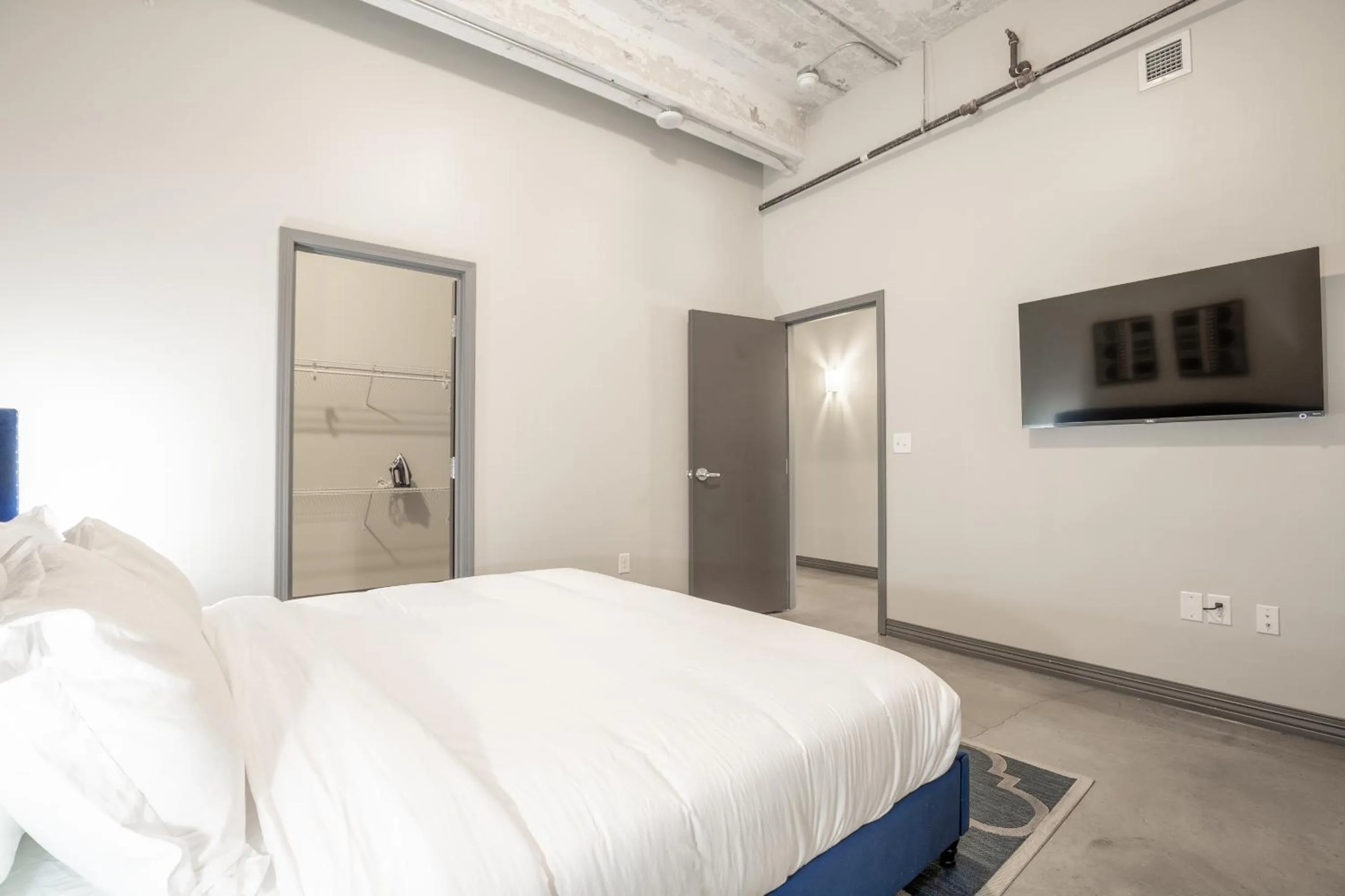 Bed in Luxury Downtown Dallas Stay by Amyfinehouse