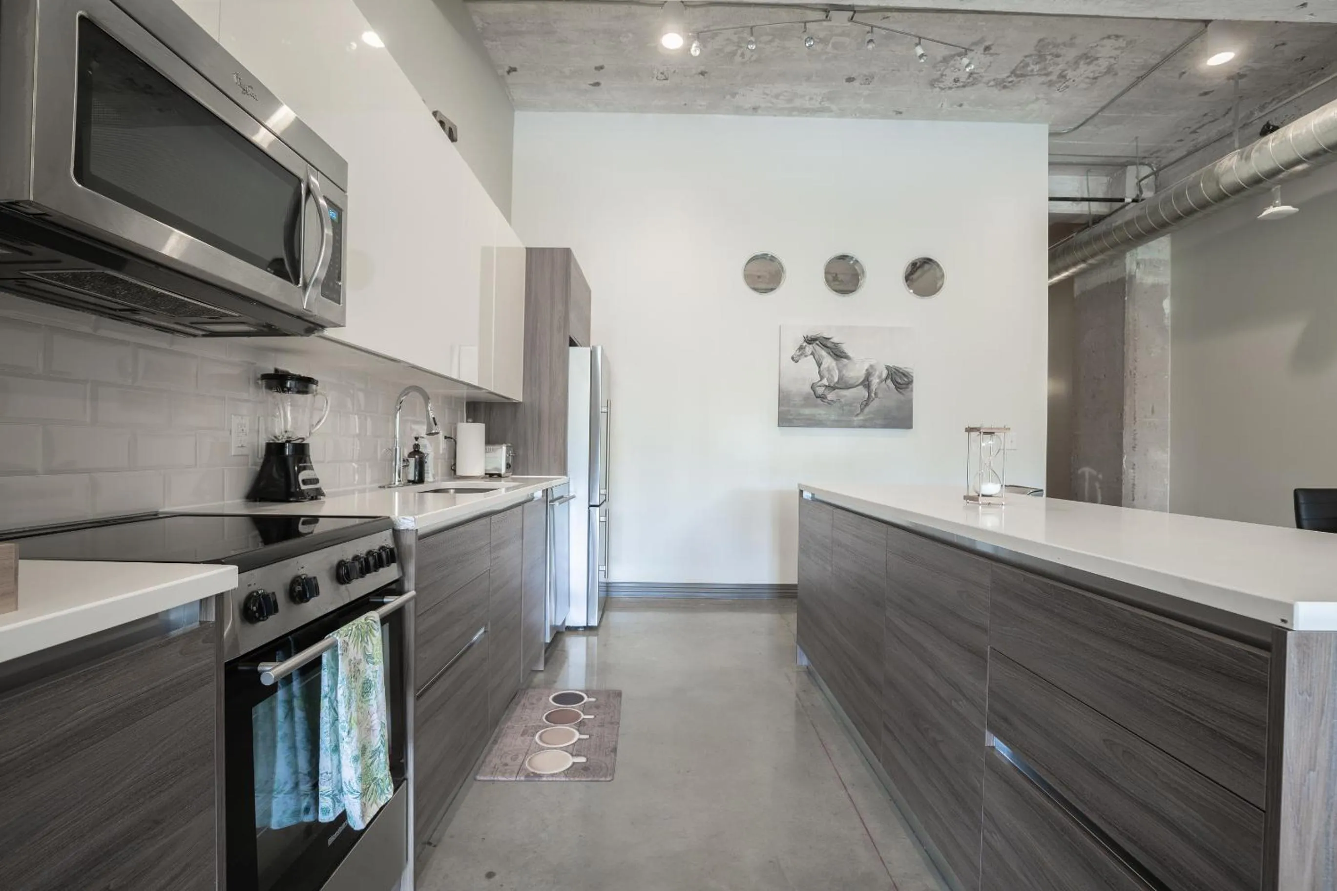 Kitchen or kitchenette in Luxury Downtown Dallas Stay by Amyfinehouse