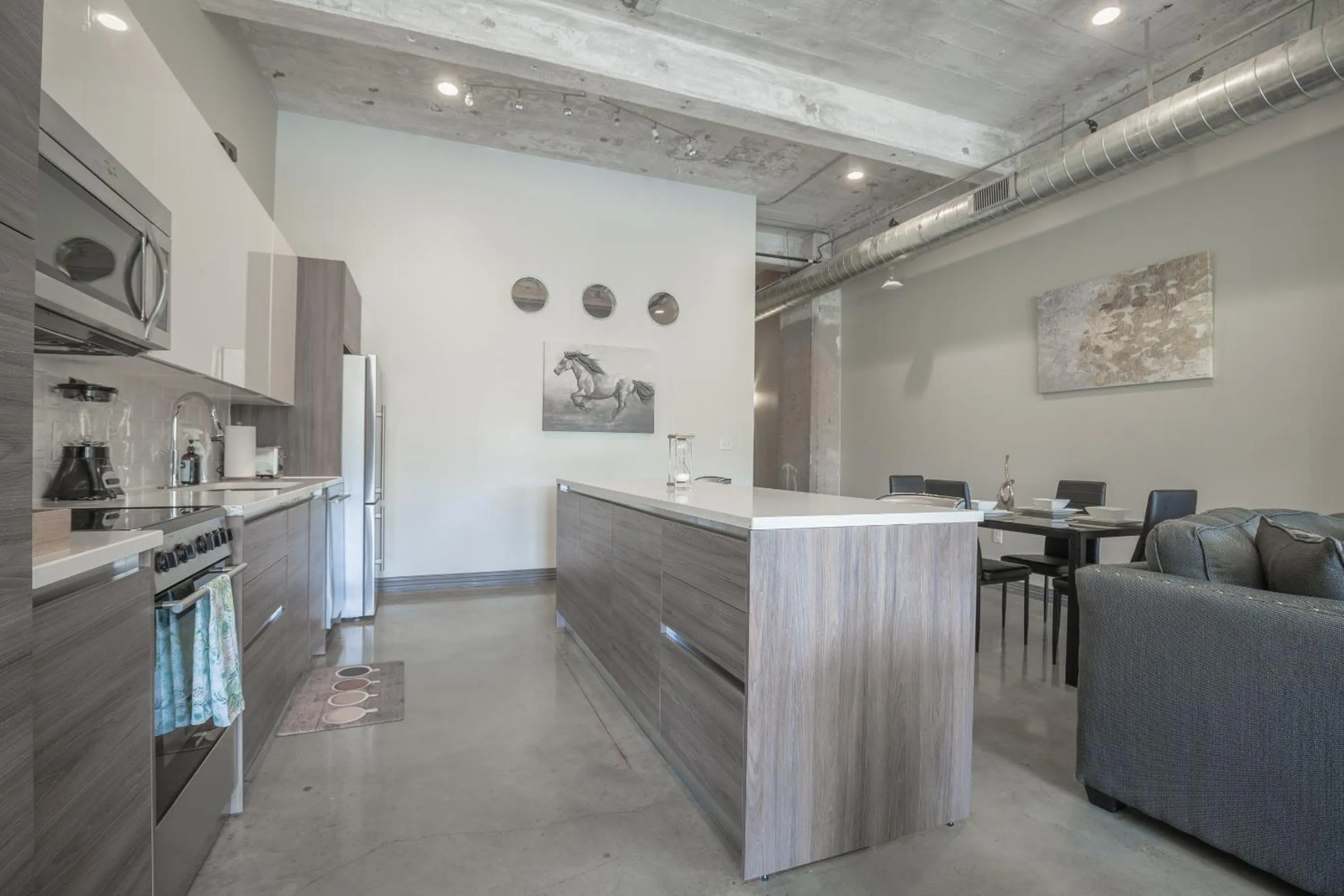 Kitchen or kitchenette in Luxury Downtown Dallas Stay by Amyfinehouse