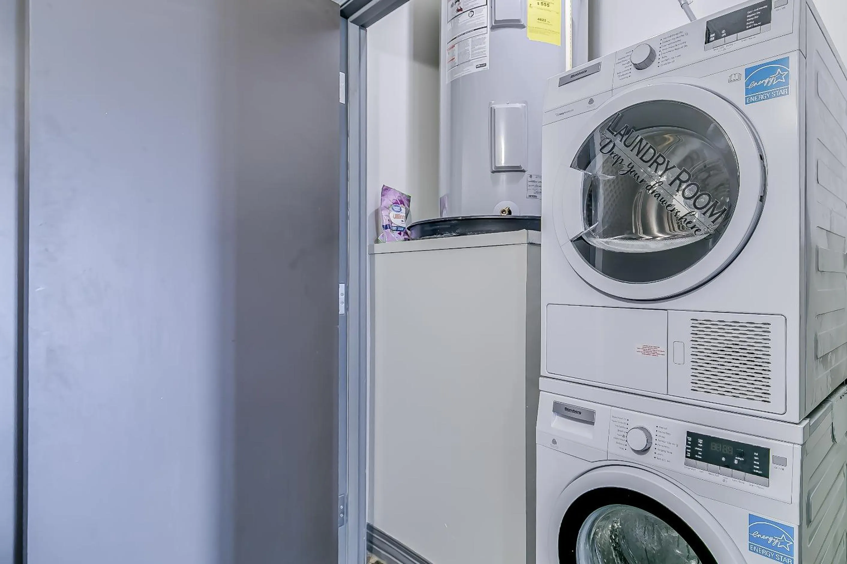 washing machine in Luxury Downtown Dallas Stay by Amyfinehouse