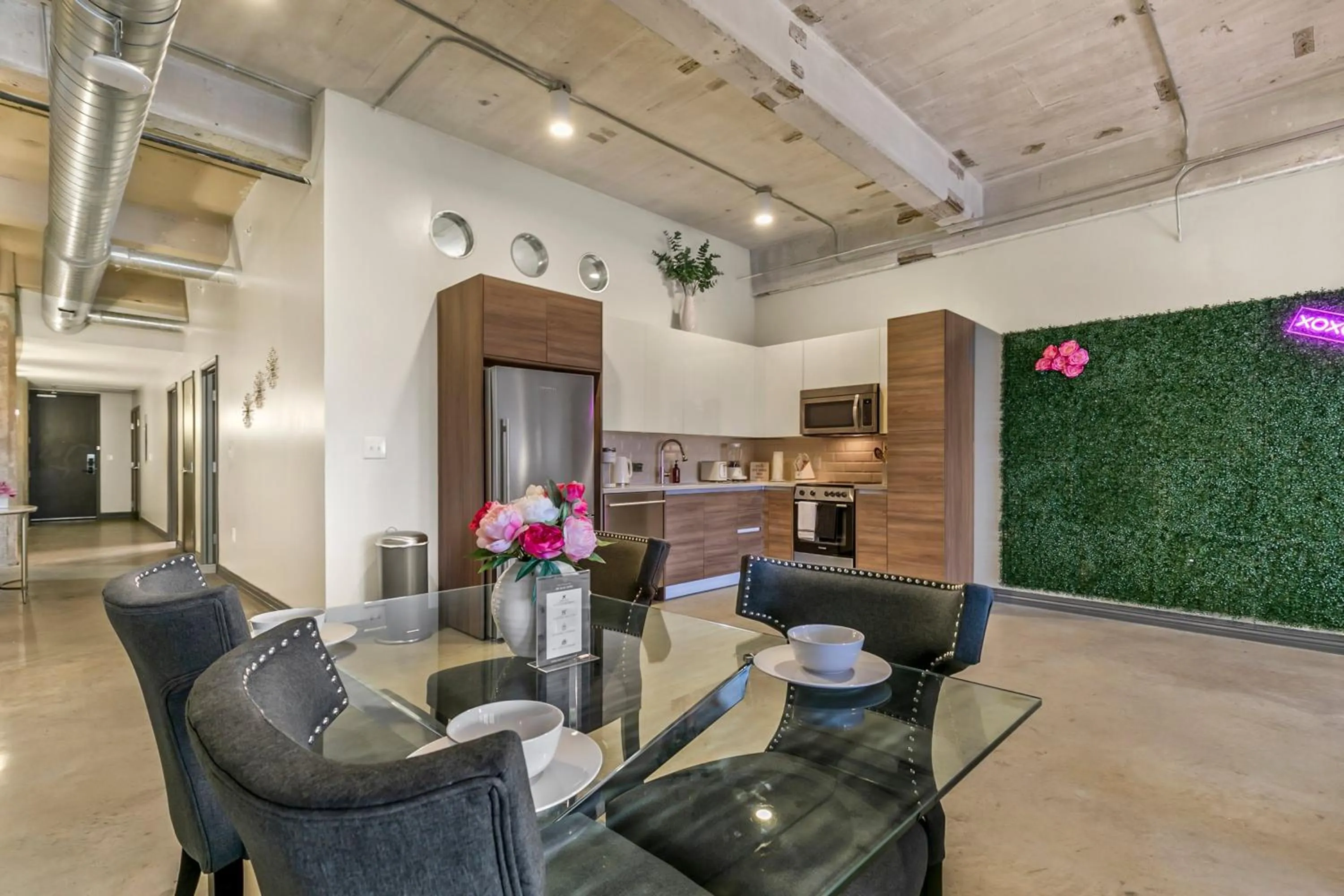 Kitchen or kitchenette in Luxury Downtown Dallas Stay by Amyfinehouse