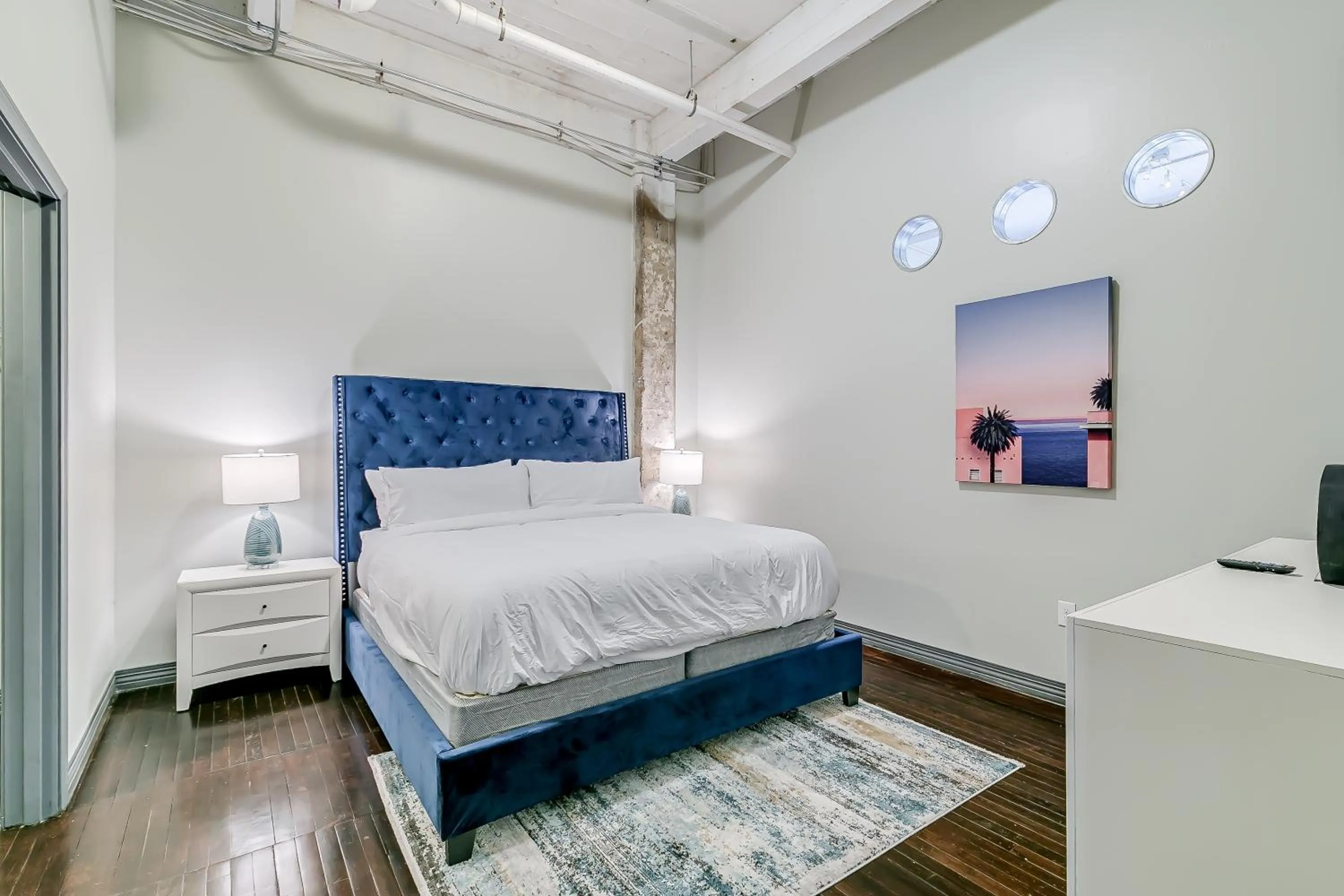 Bed in Luxury Downtown Dallas Stay by Amyfinehouse