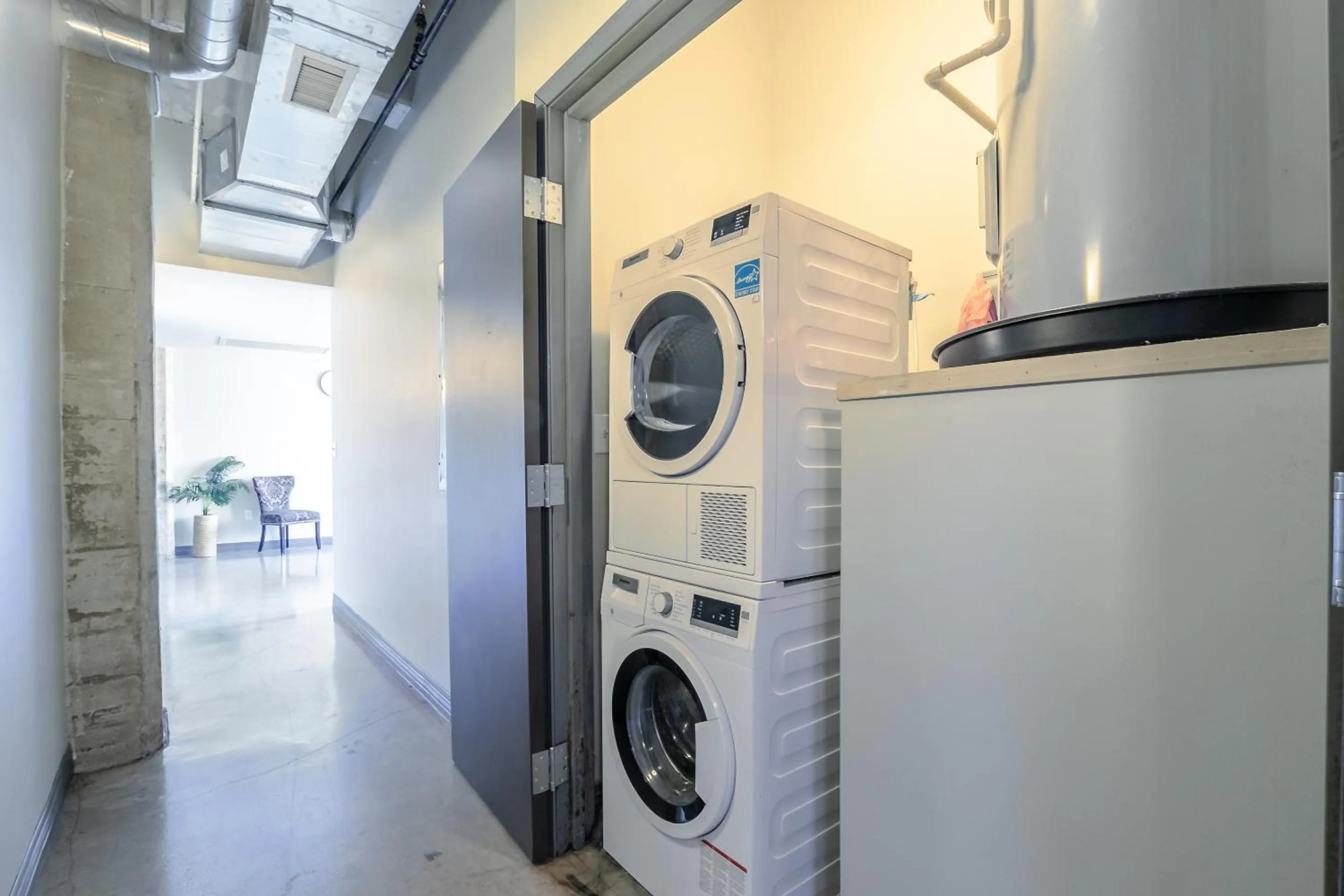 Kitchen or kitchenette in Luxury Downtown Dallas Stay by Amyfinehouse