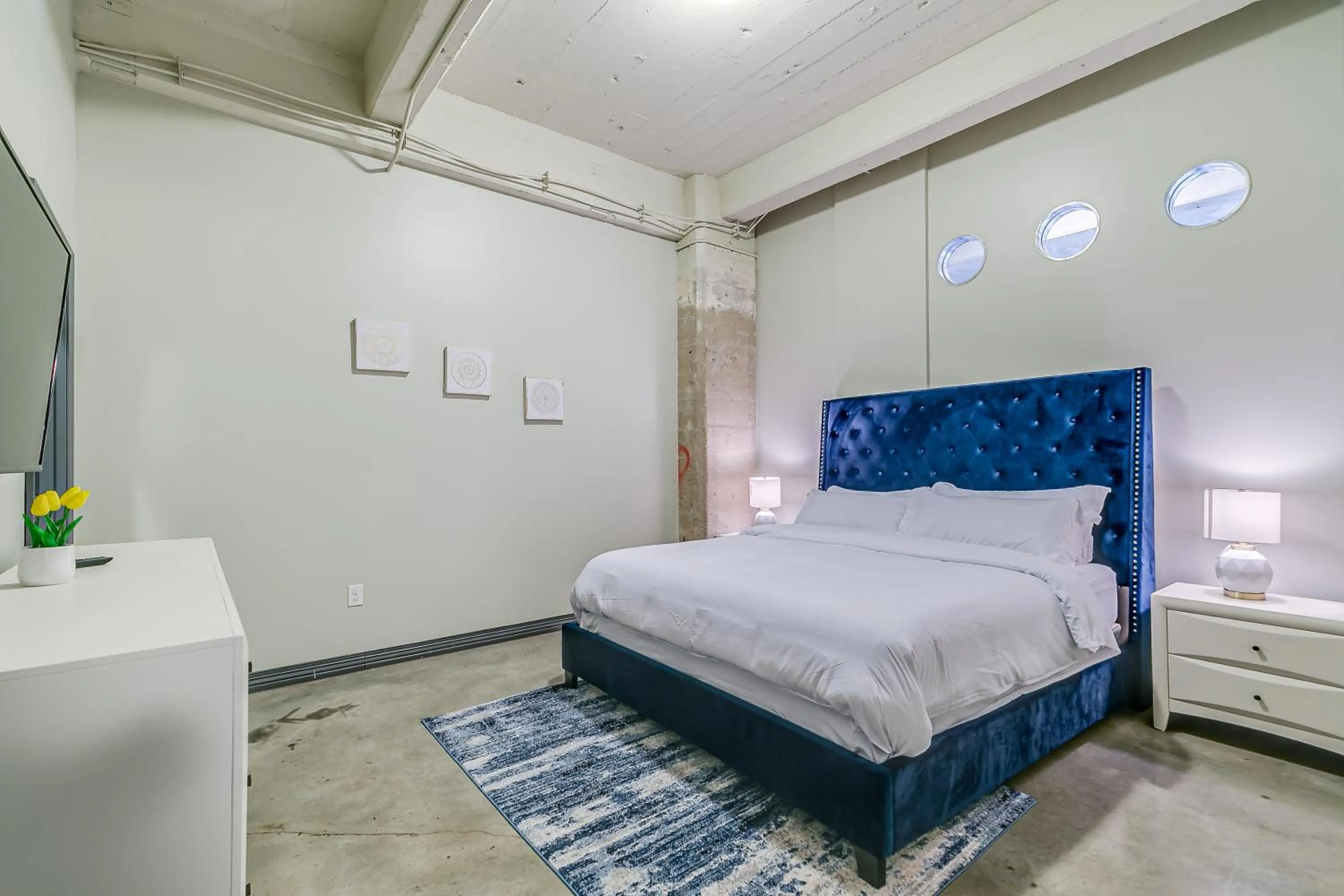 Bed in Luxury Downtown Dallas Stay by Amyfinehouse