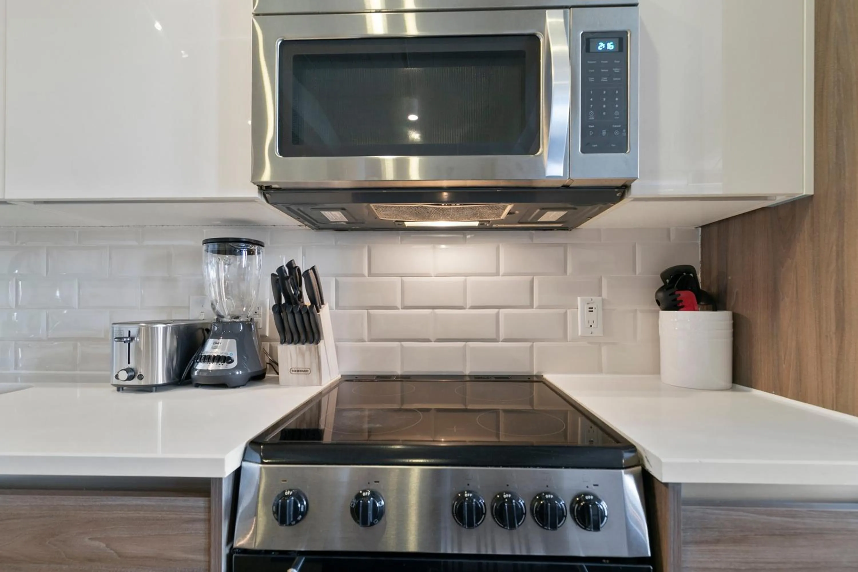 Kitchen or kitchenette in Luxury Downtown Dallas Stay by Amyfinehouse