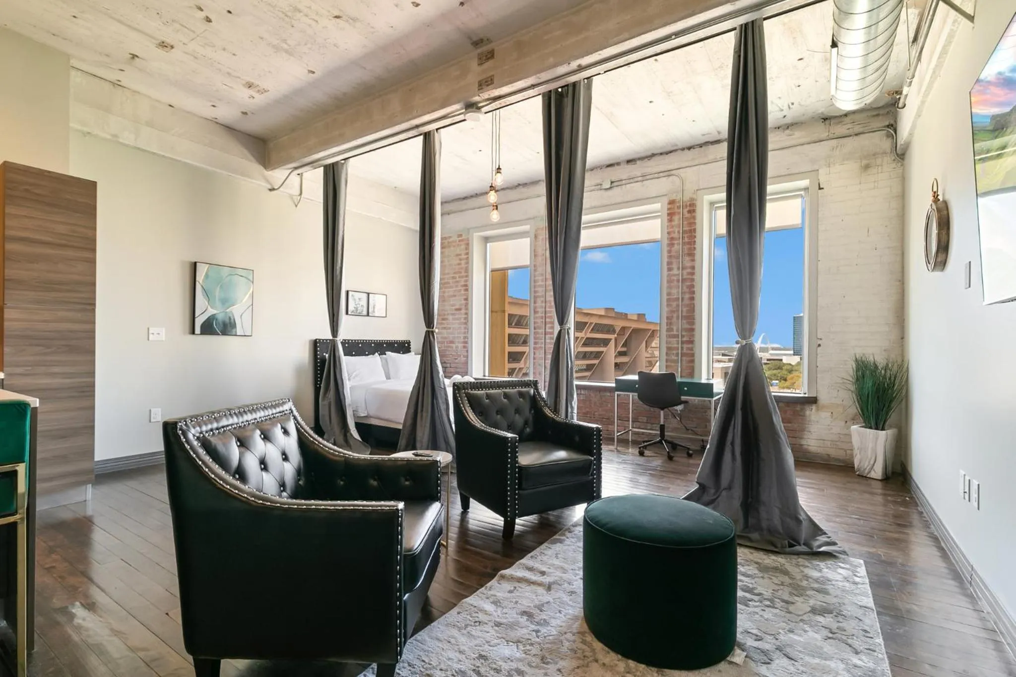 TV and multimedia in Luxury Downtown Dallas Stay by Amyfinehouse