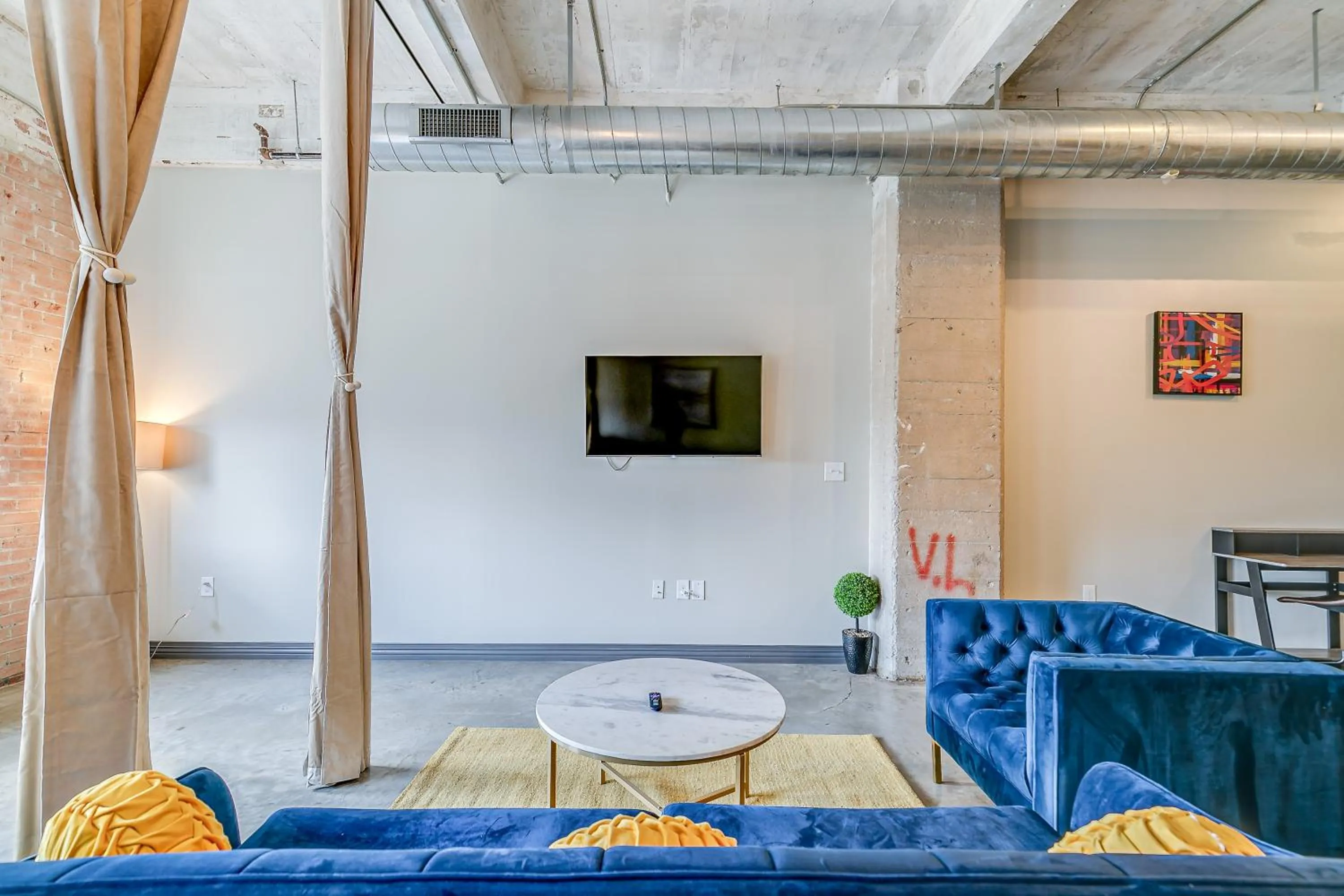 TV and multimedia in Luxury Downtown Dallas Stay by Amyfinehouse