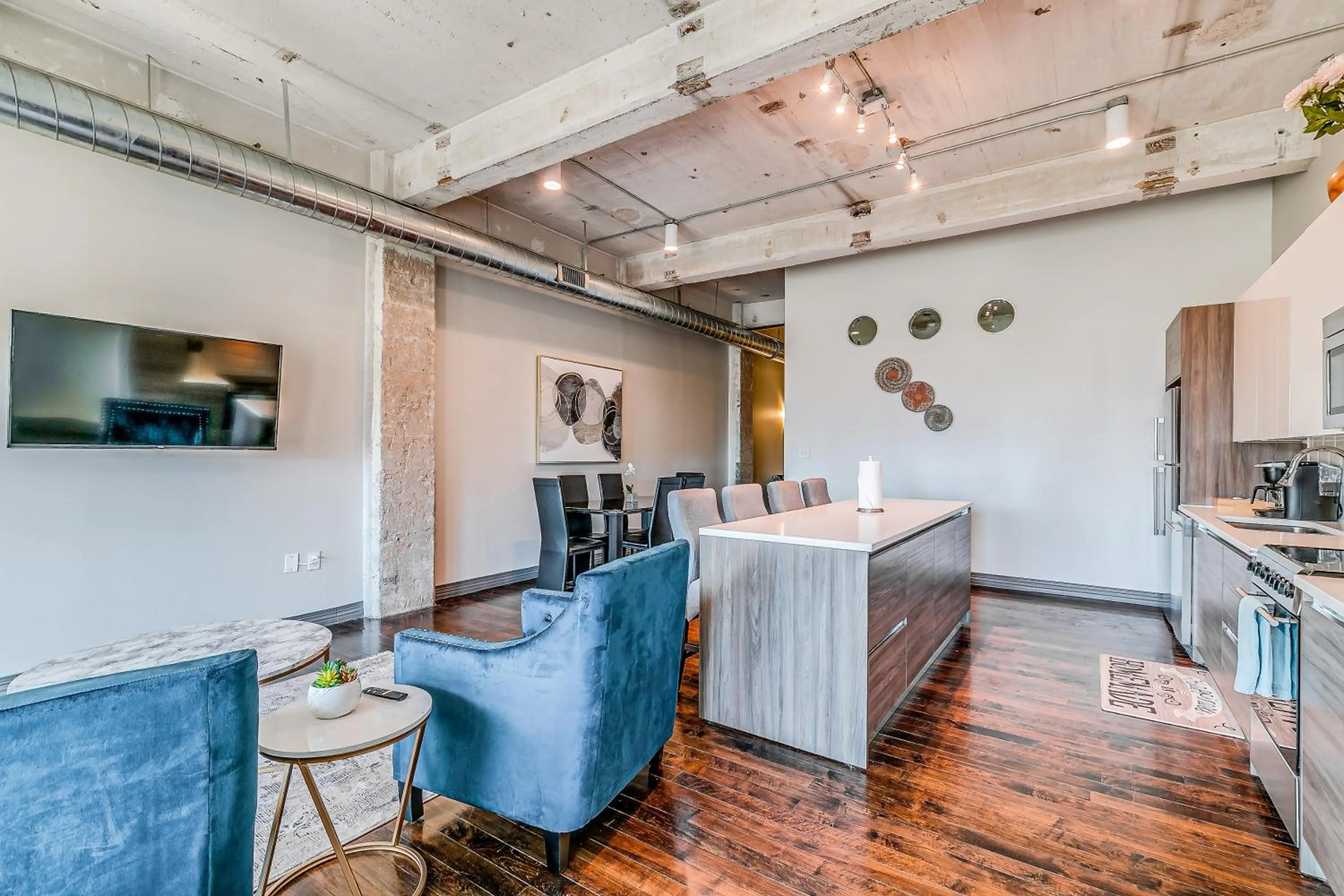 TV and multimedia in Luxury Downtown Dallas Stay by Amyfinehouse