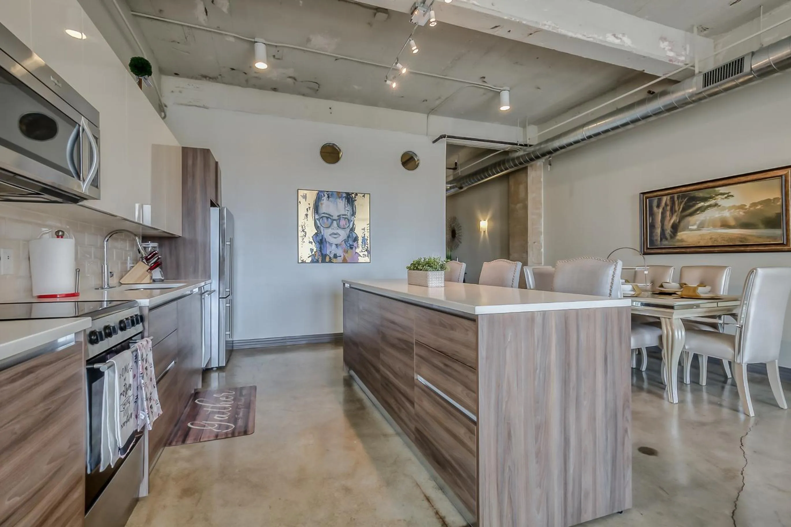 Kitchen or kitchenette in Luxury Downtown Dallas Stay by Amyfinehouse