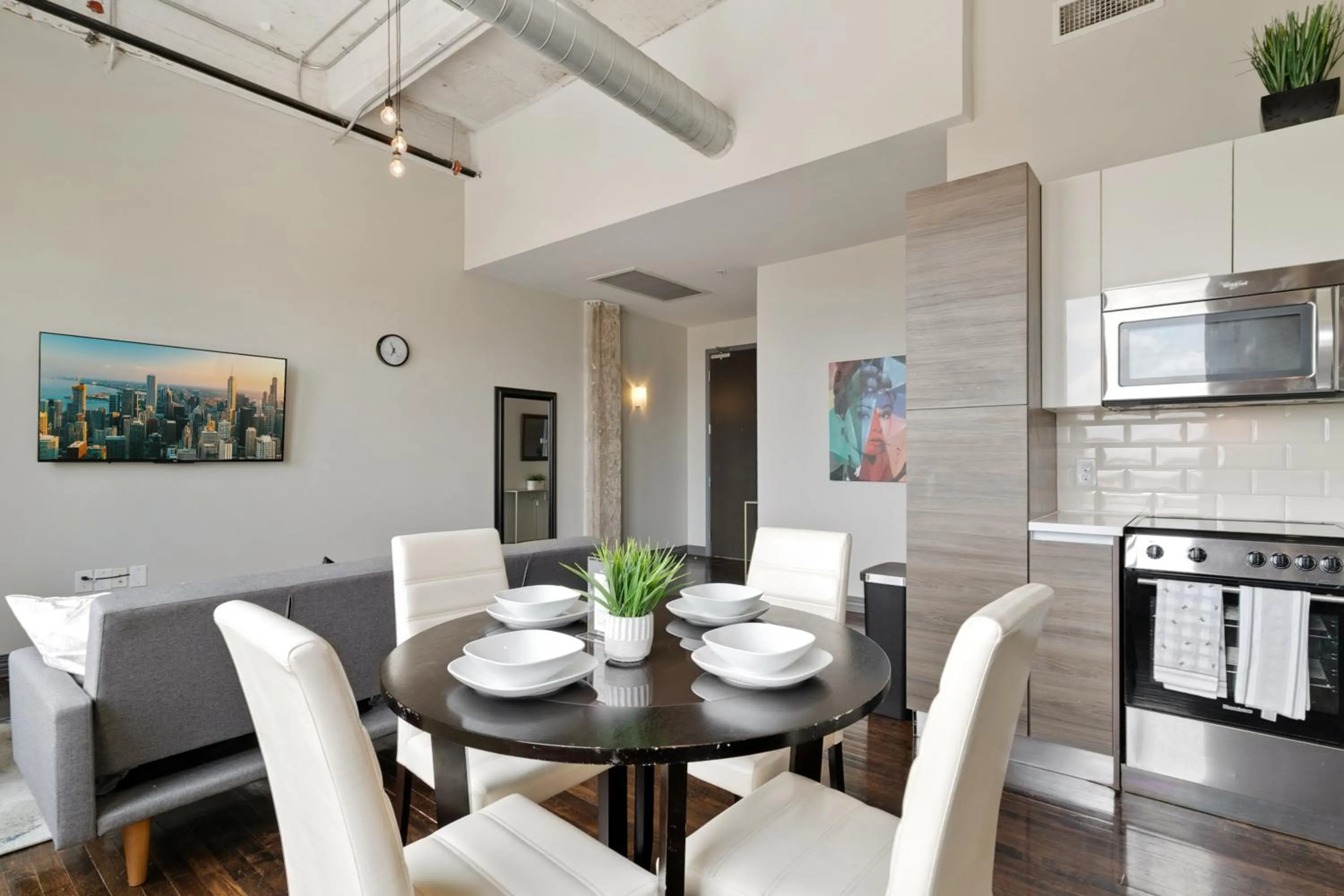 Kitchen or kitchenette in Luxury Downtown Dallas Stay by Amyfinehouse