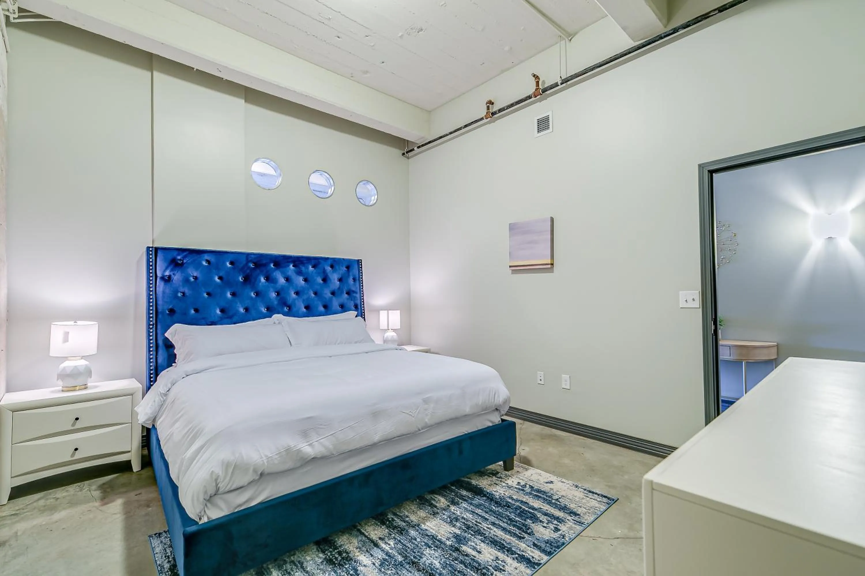 Bed in Luxury Downtown Dallas Stay by Amyfinehouse